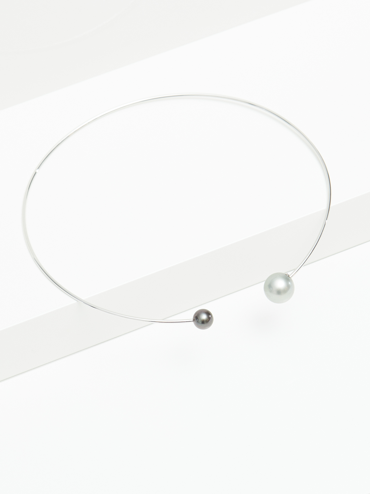 UN173-7__00297 Open designed choker in white gold with Tahiti pearls
