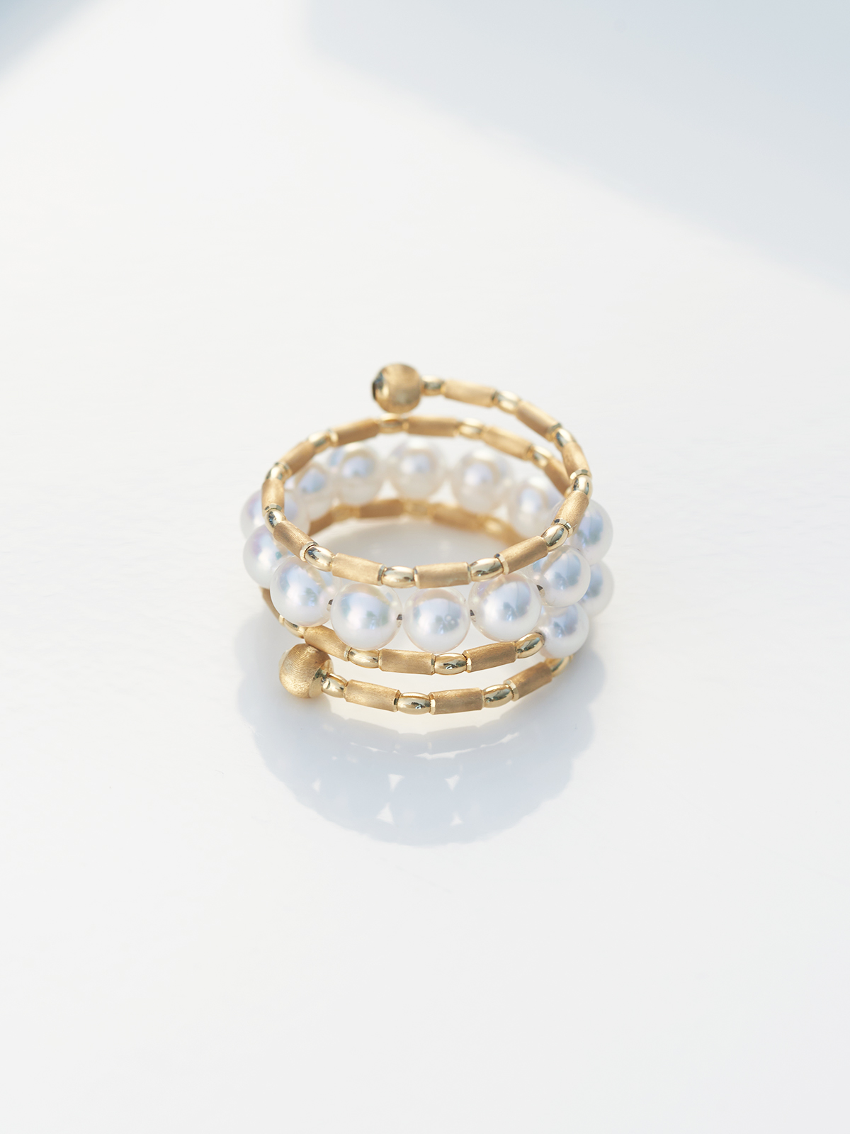 Delicate wrap ring in yellow gold with Akoya pearls