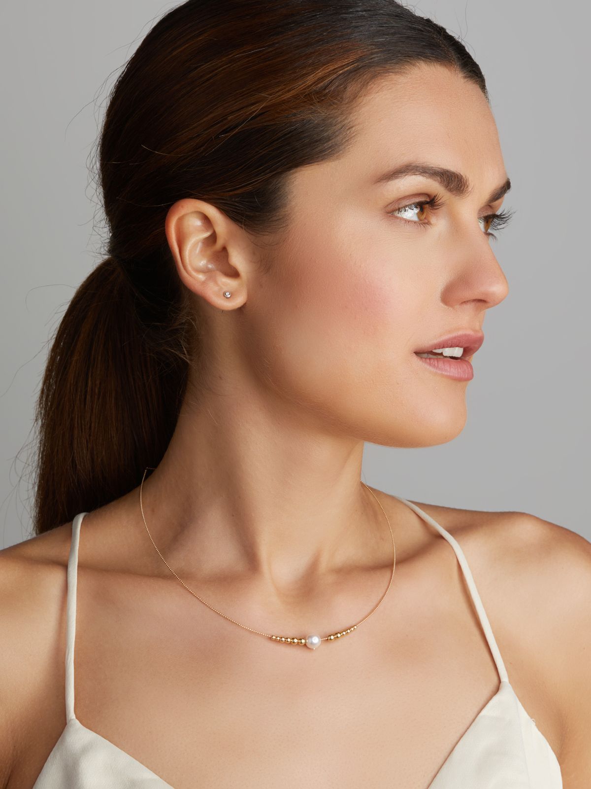 AP163-7_17454 Delicate necklace with Akoya pearl and yellow gold beads