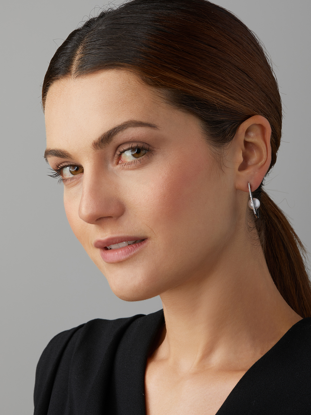 Pearl earrings in white gold with diamonds and onyx