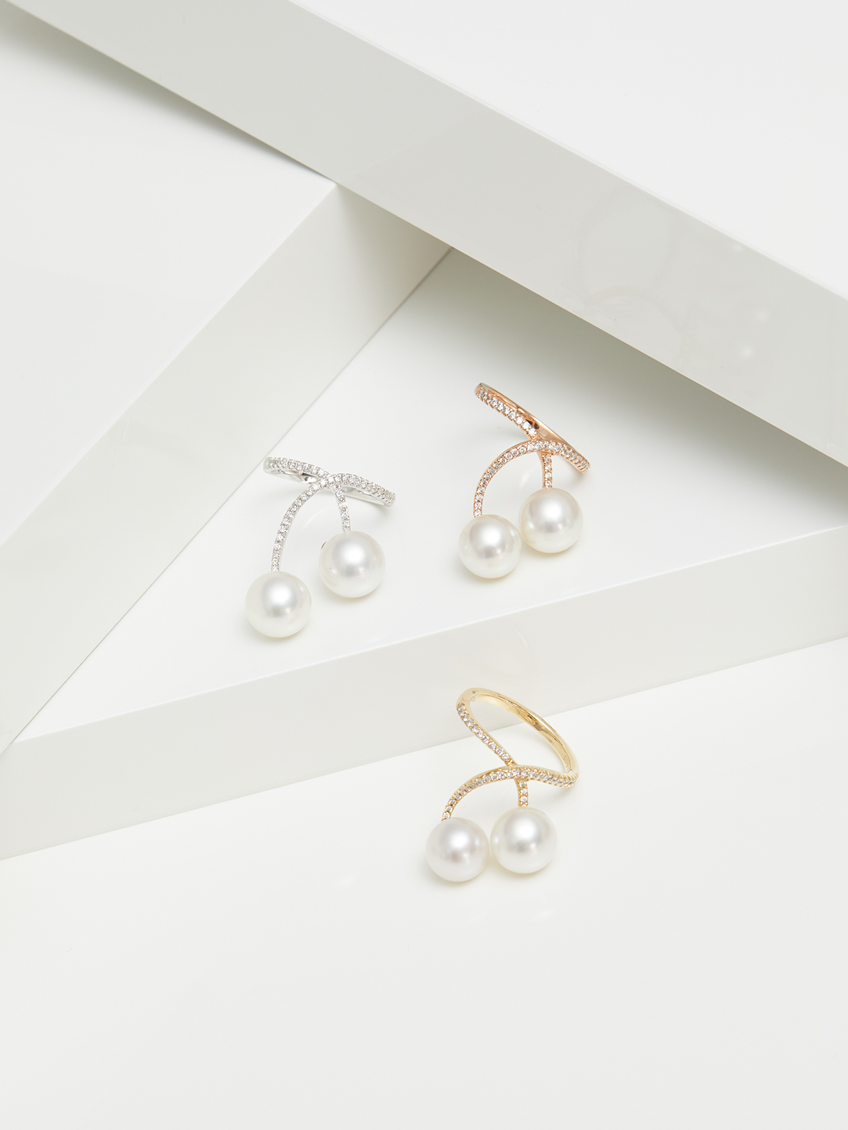 Curved gold ring with South Sea pearls and diamonds