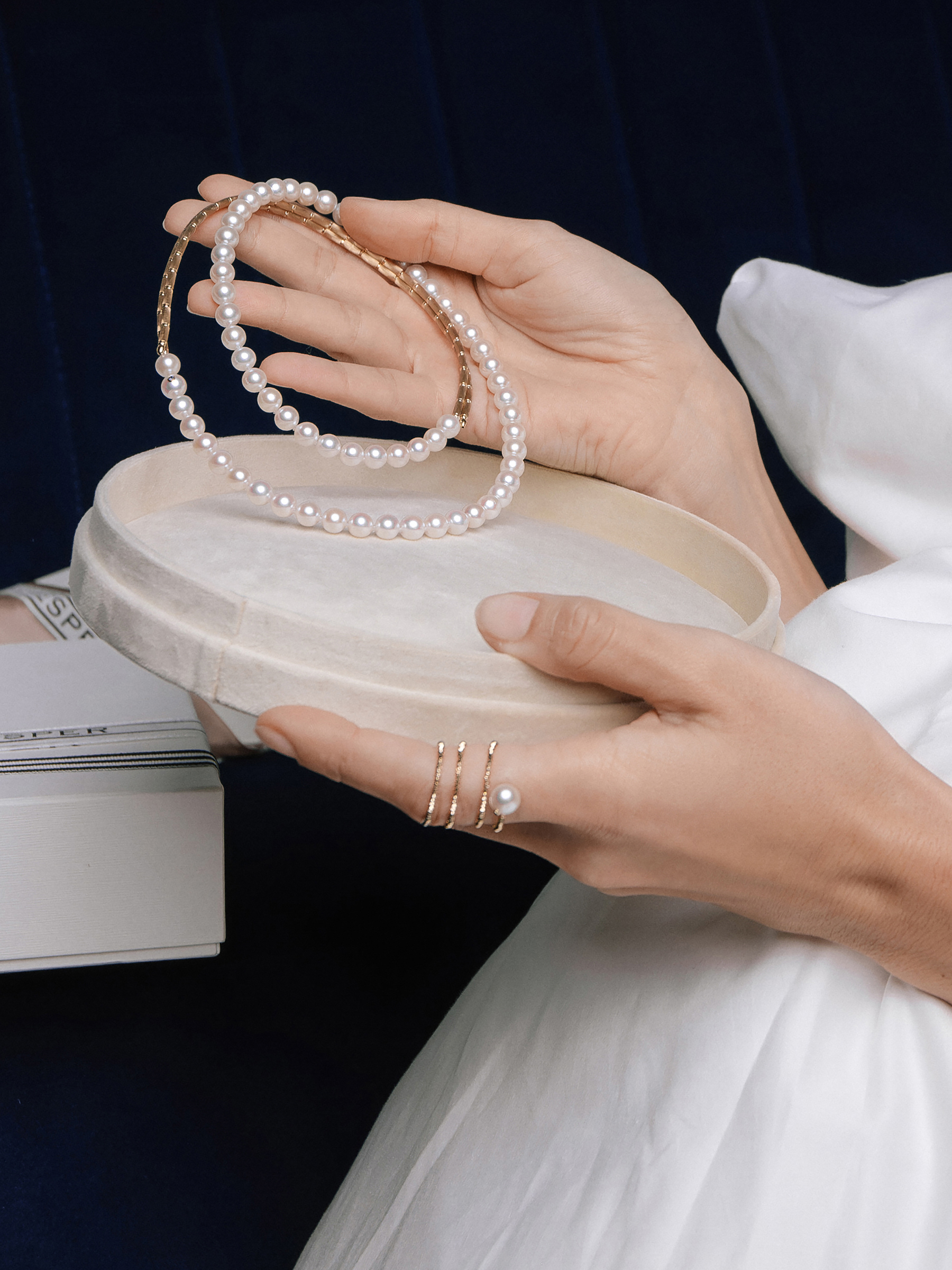 Pearl necklace with magnetic closure