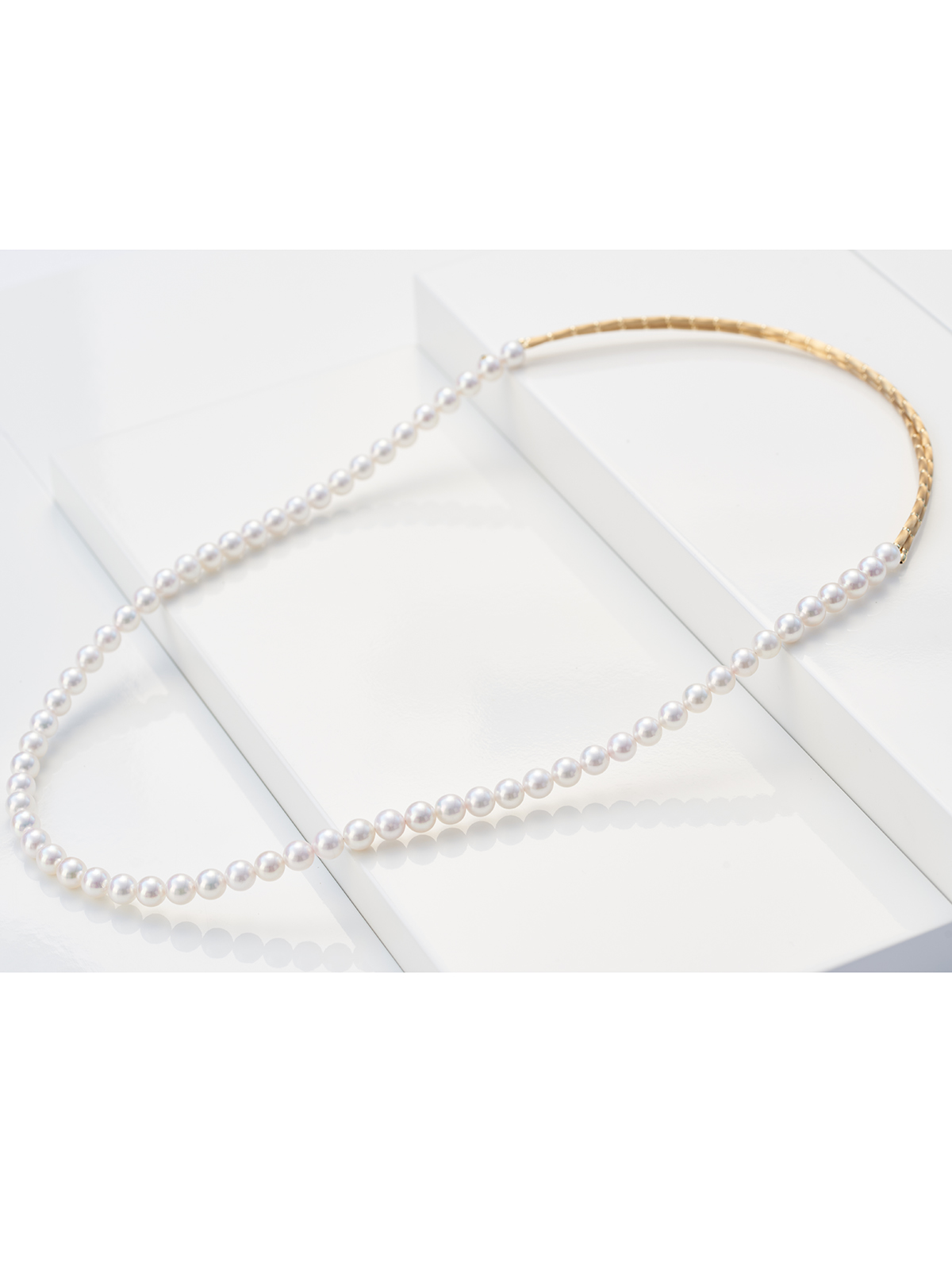 Pearl necklace with magnetic closure