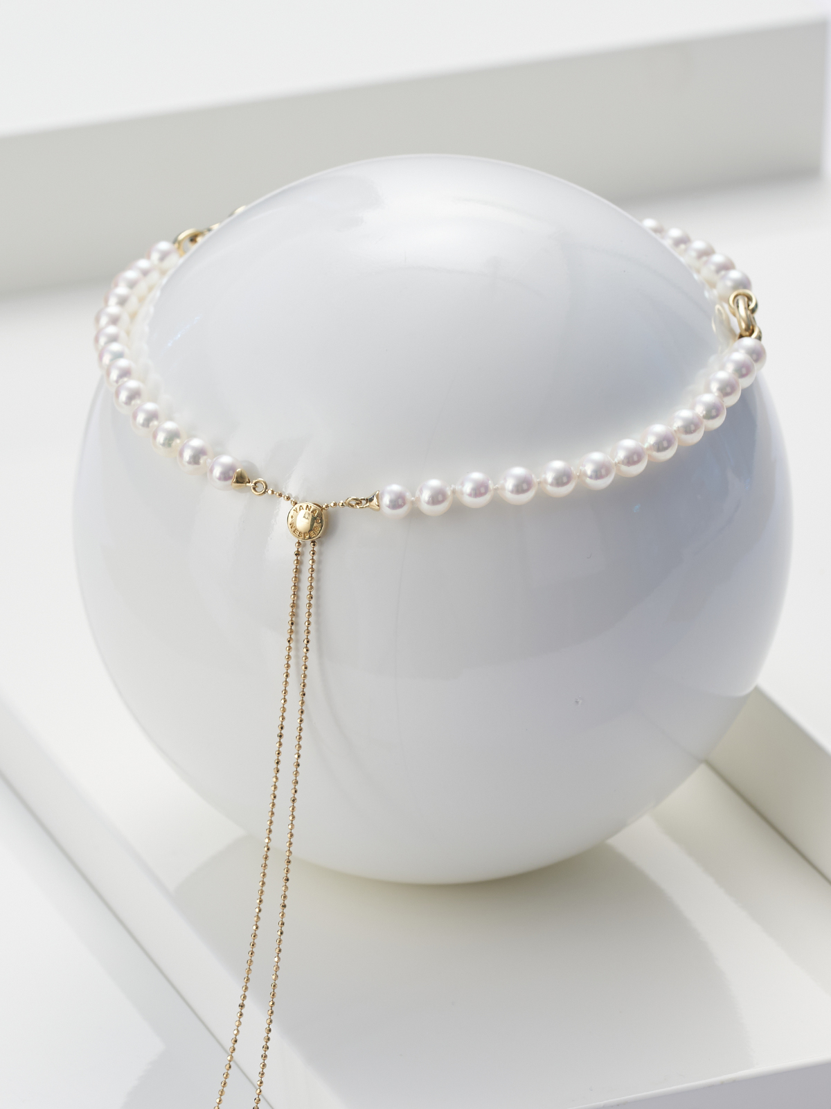 NA2__1_Still Transformable Akoya pearl necklace with slide closure and chain links yellow gold