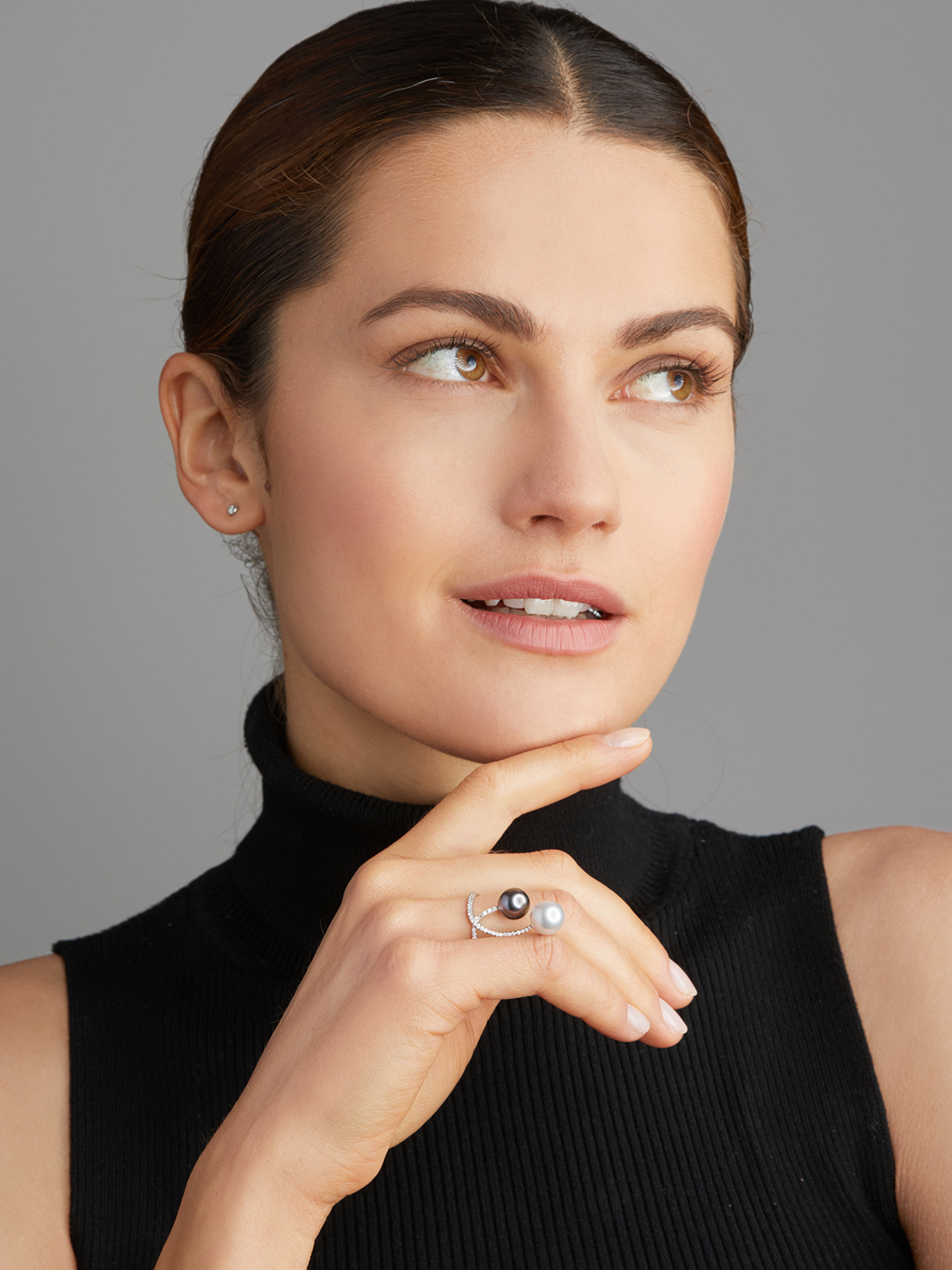 Curved pearl ring with diamonds