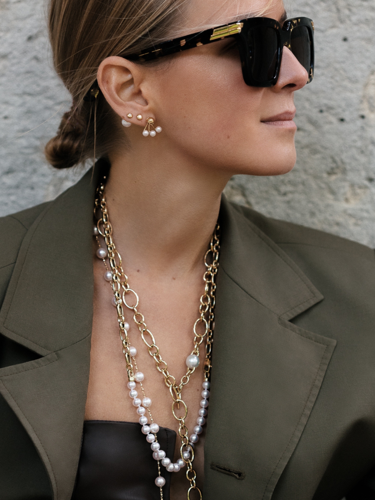 AP165-7_Paris Yellow gold necklace with Akoya pearls