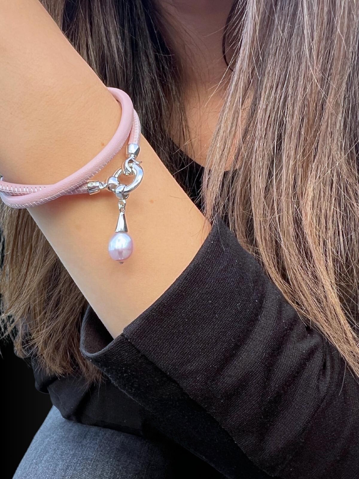 Lederarmband mit Süsswasserperle in der naturfarbe Rosé und Silberverschluss