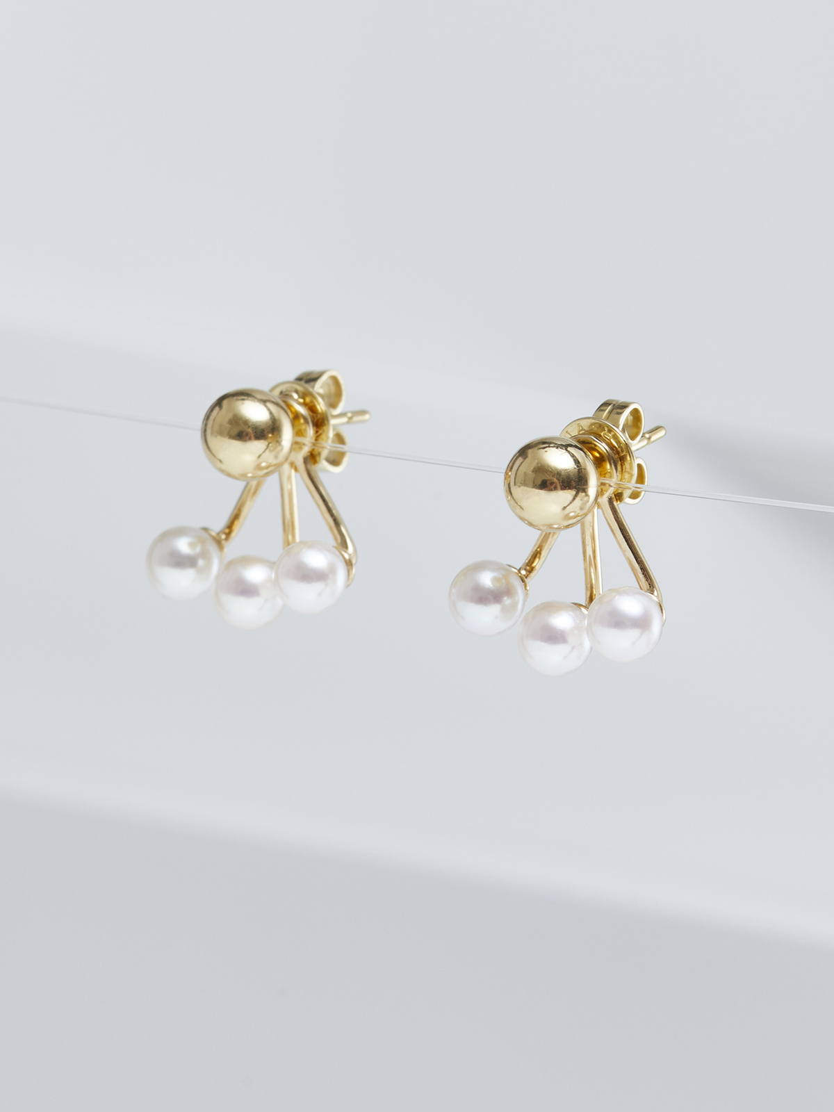 Pearl earrings in yellow gold