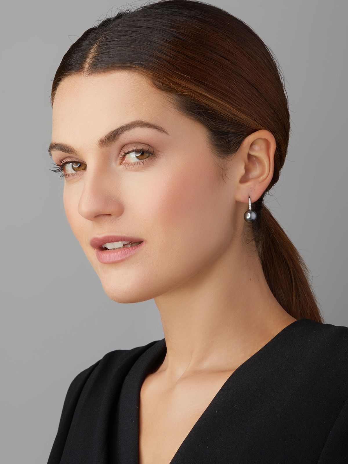 UN122-7a_15716 Fine earhooks with Tahiti pearls and diamonds