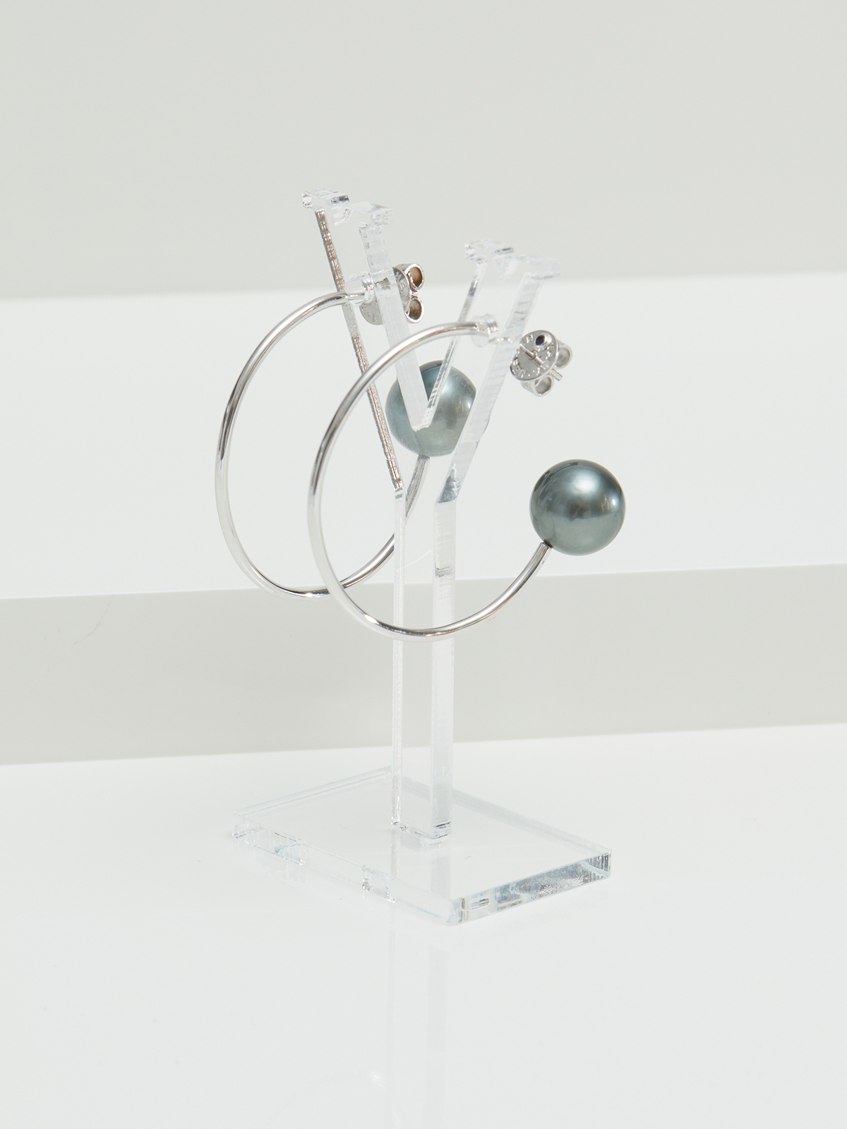 UN105-7__00308 Delicate pearl creoles with Tahiti pearls