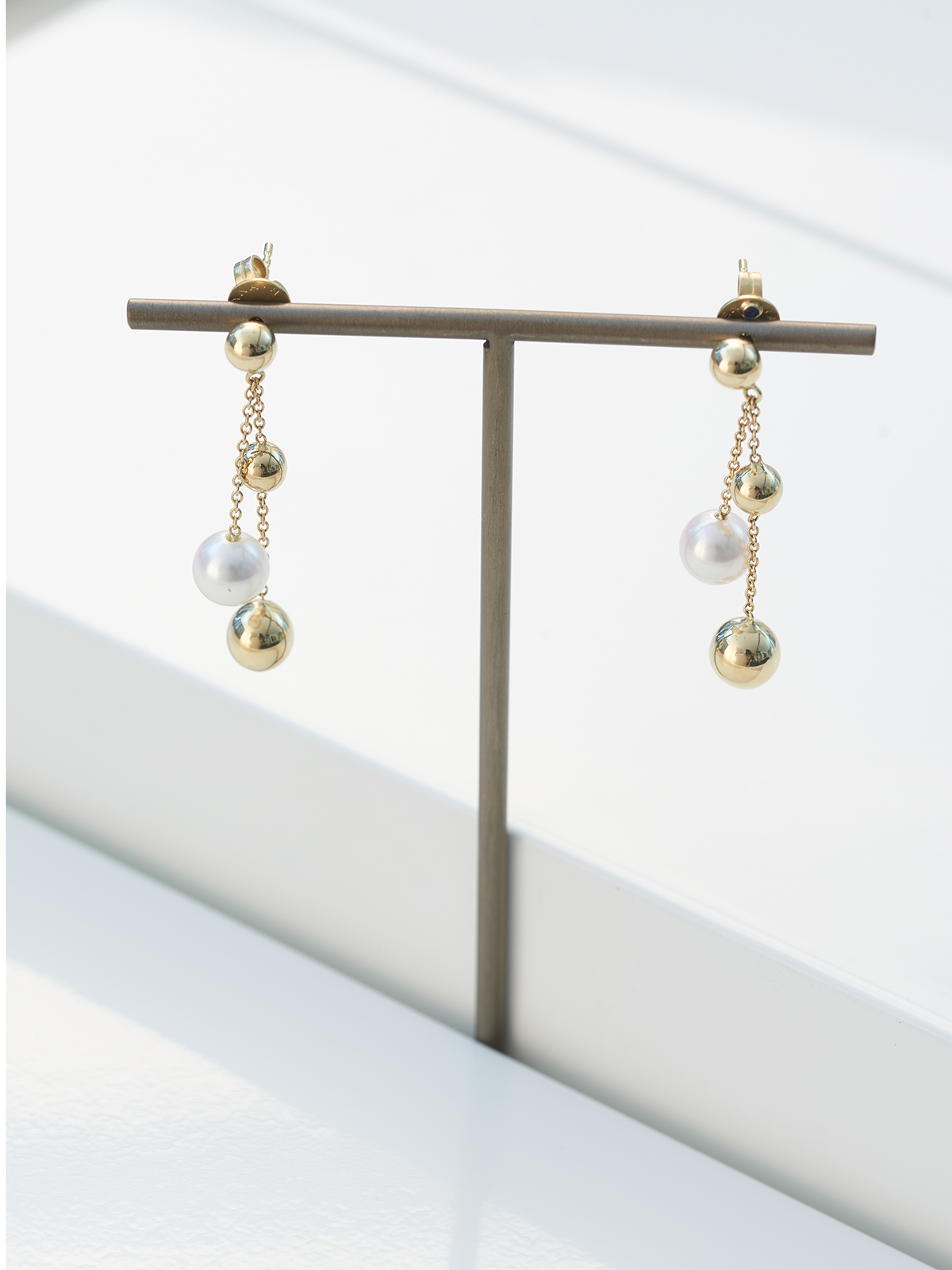 Pearl earrings with gold balls