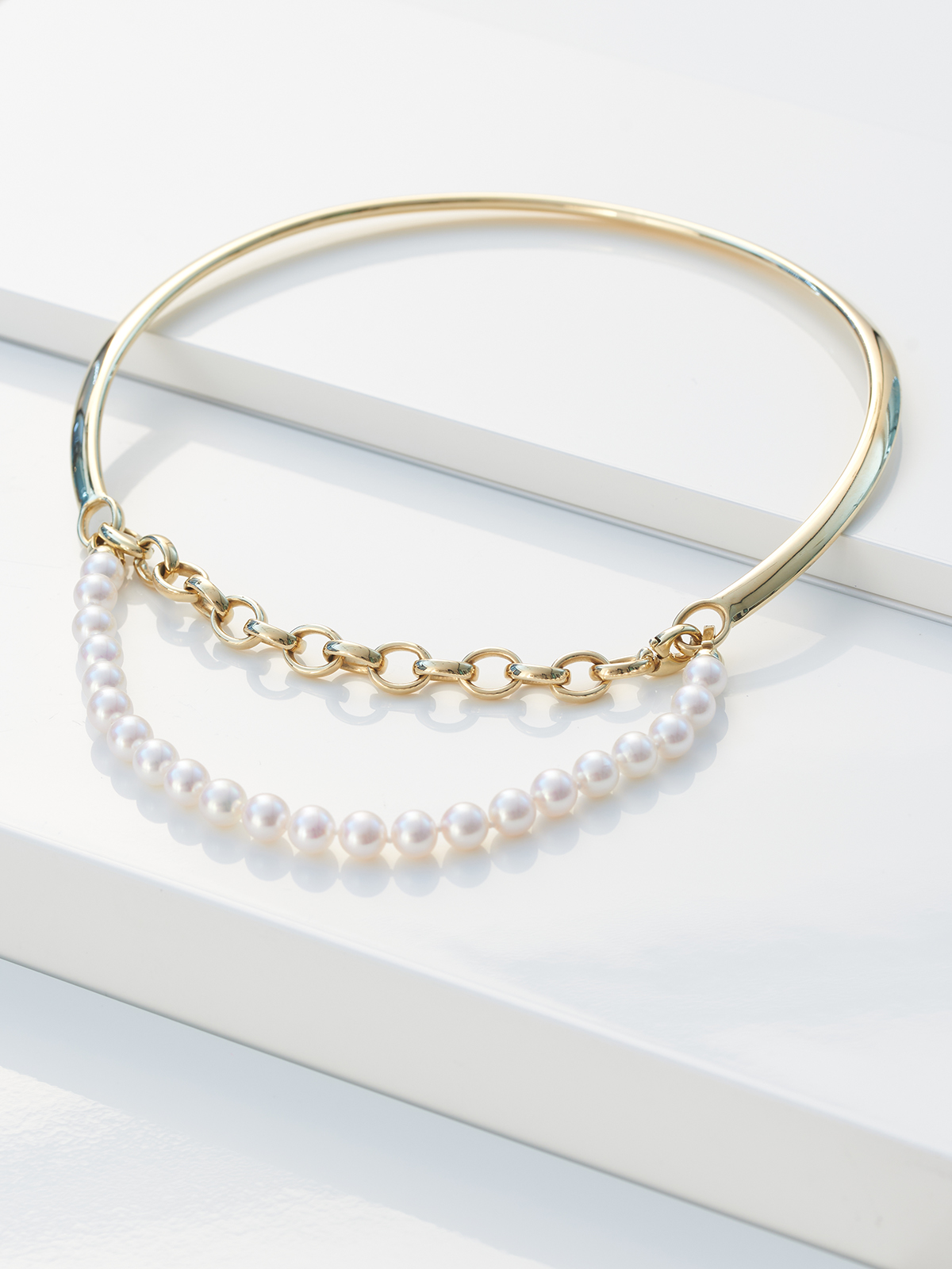 Yellow gold choker with detachable Akoya pearls