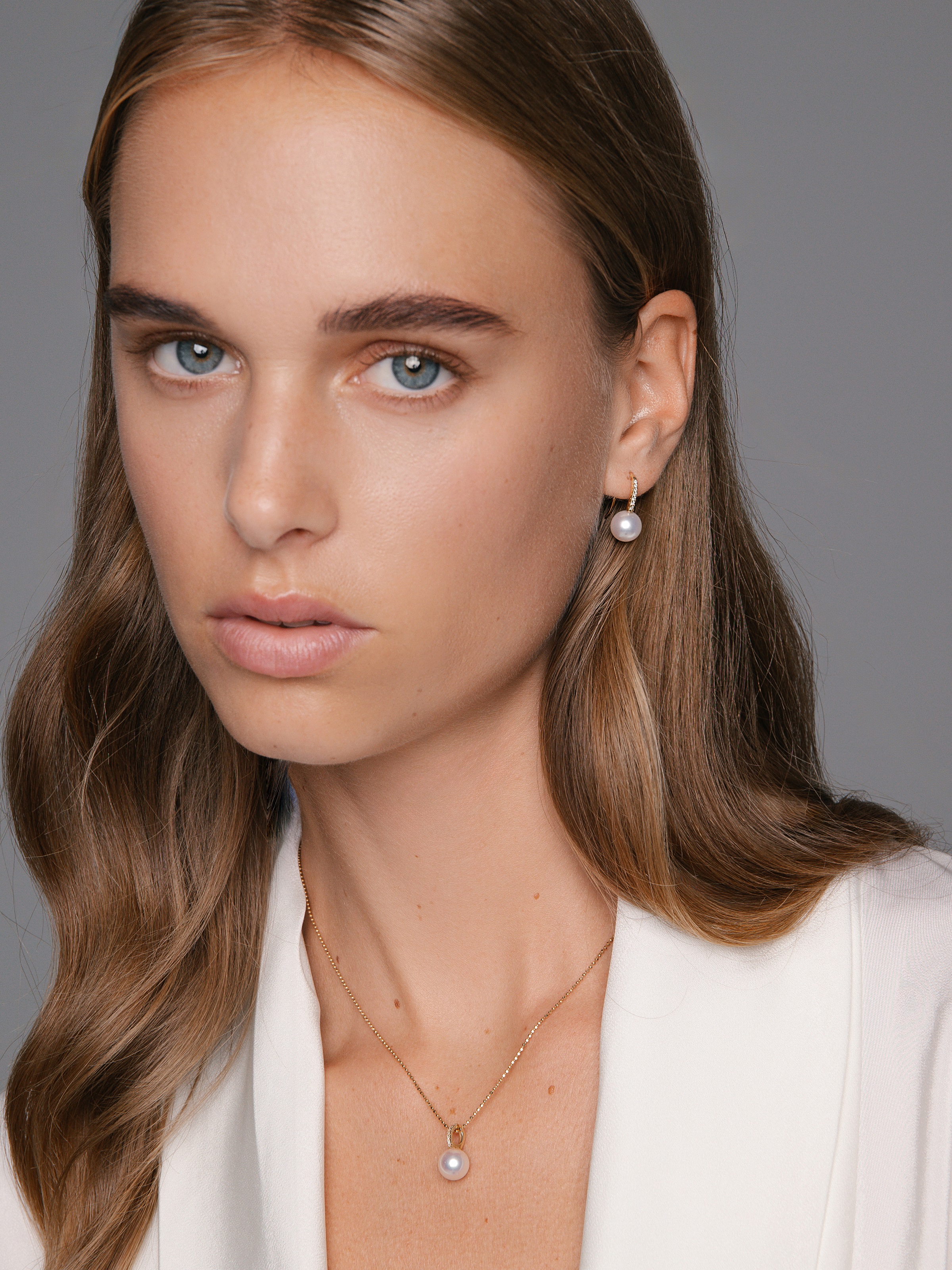 Elegante Goldkette mit brillantbesetztem Perlenanhänger