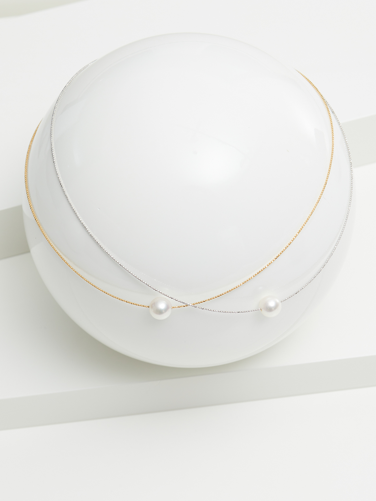 Delicate white gold choker with a single pearl