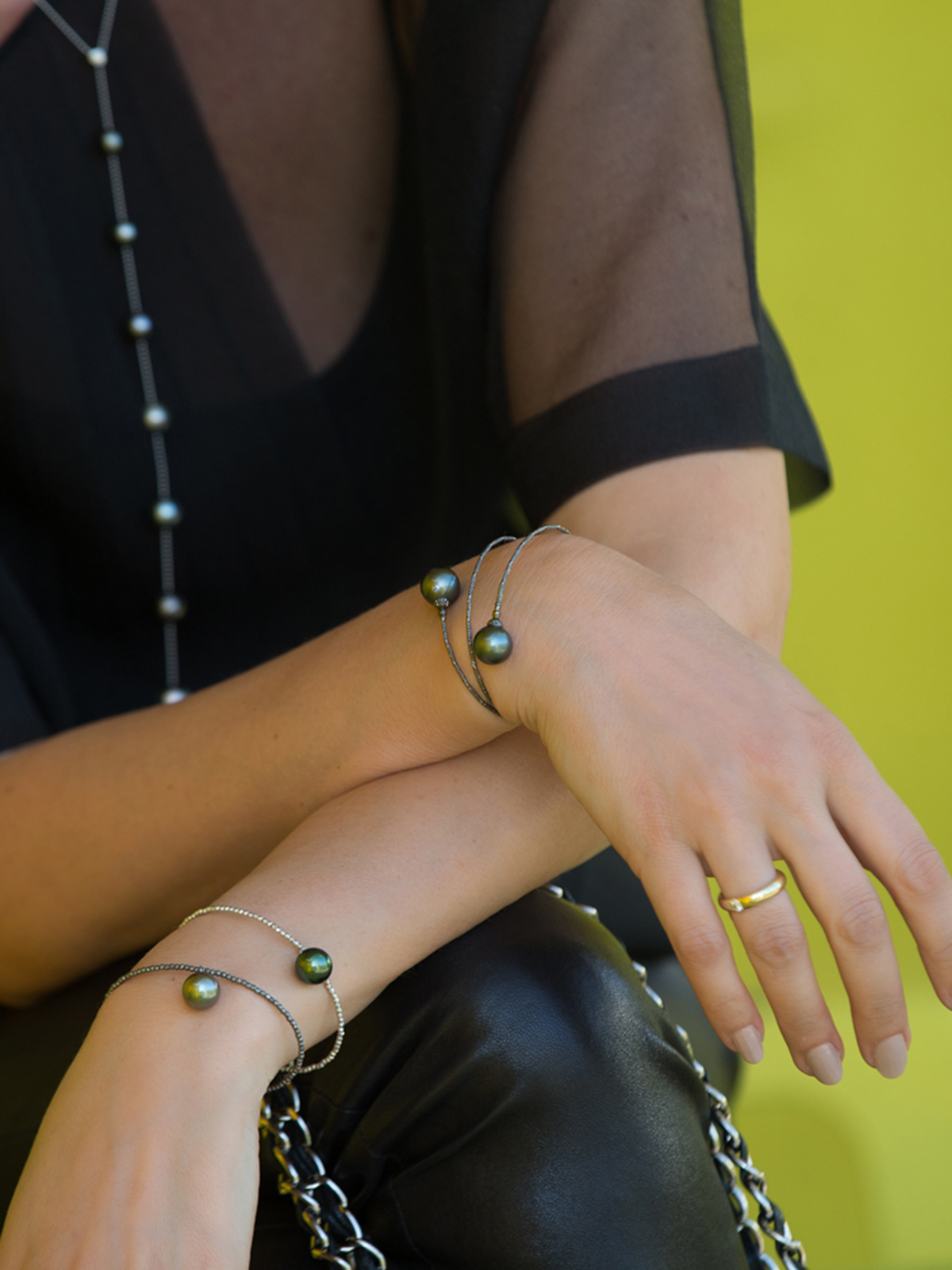 UN154-7 Beautiful bangle with single pendant pearl and fine white gold chain