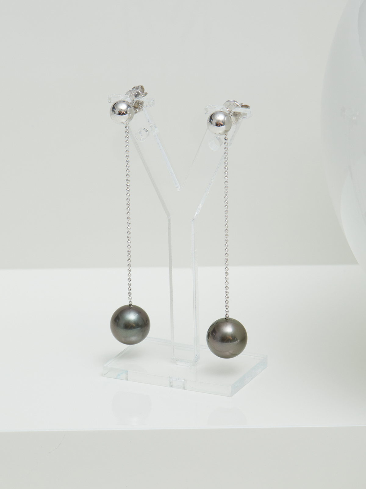 Elegant pearl earring with Tahiti pearls