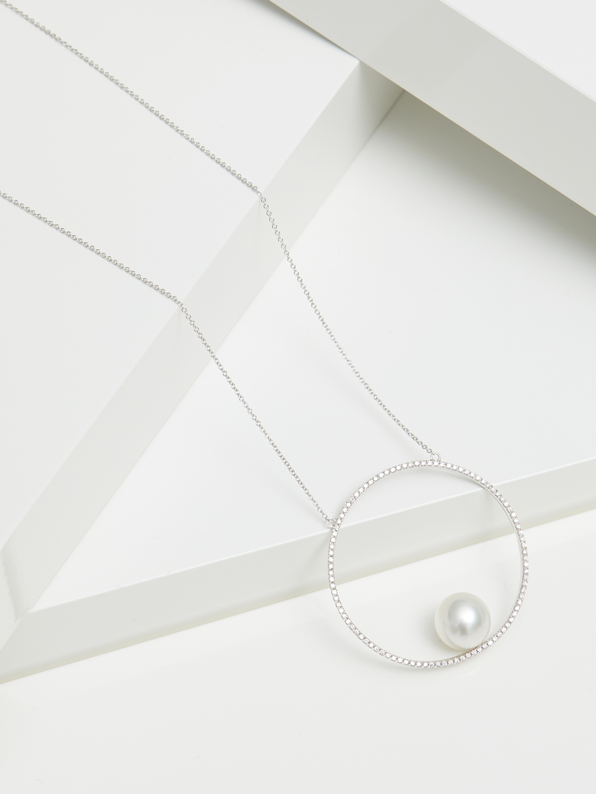 Halskette mit Diamantring und Süßwasserperle