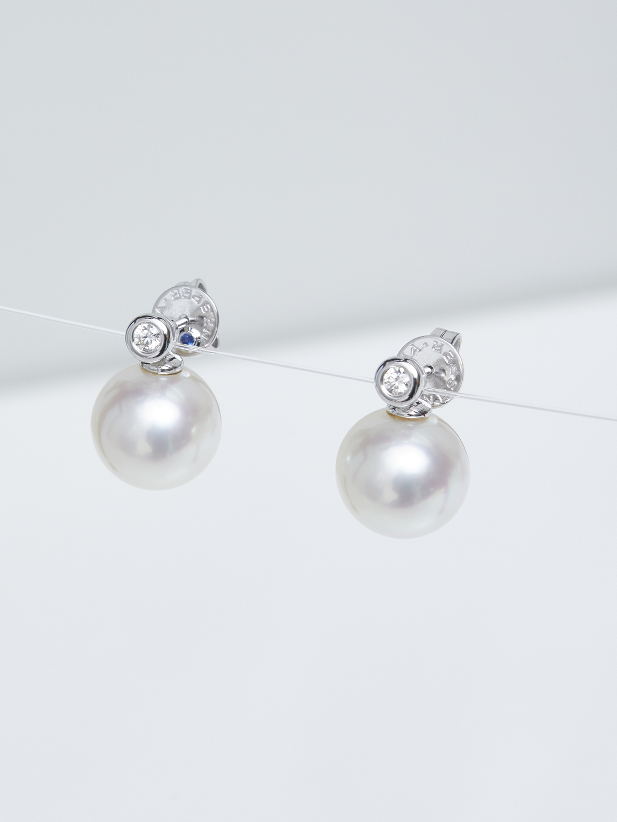 Delicate stud earrings with pearl and diamond