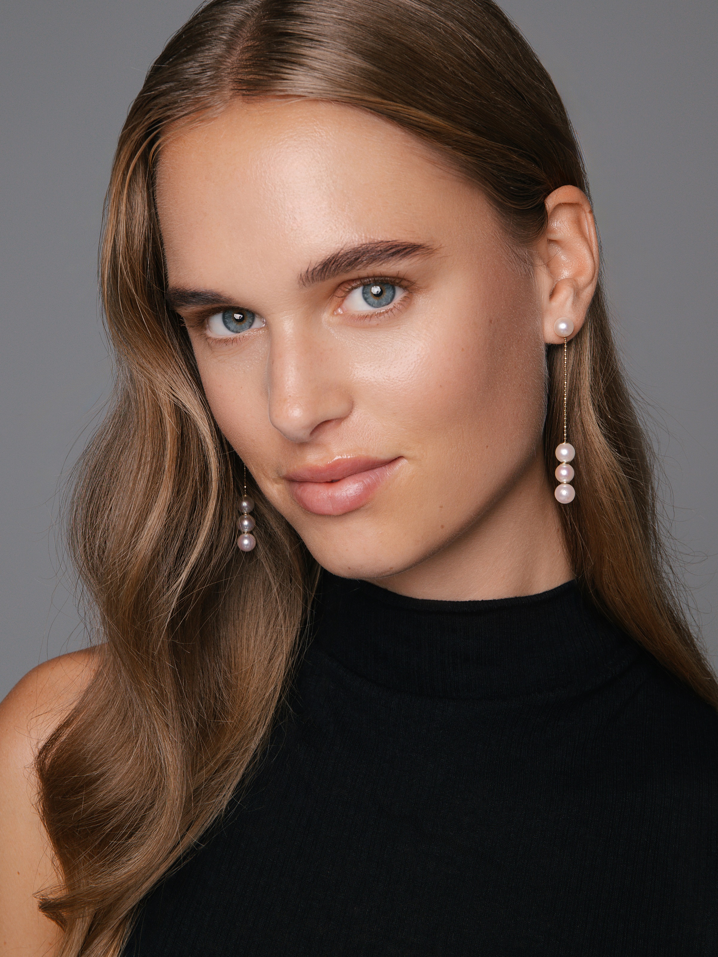 Delicate pearl earrings in yellow gold with Akoya pearls
