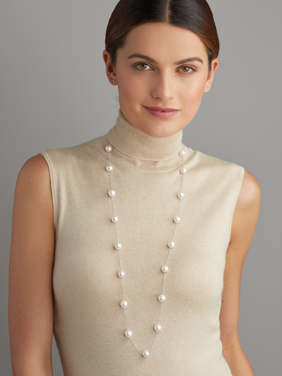 FC27-7_19326 Delicate white gold necklace with white Freshwater pearls