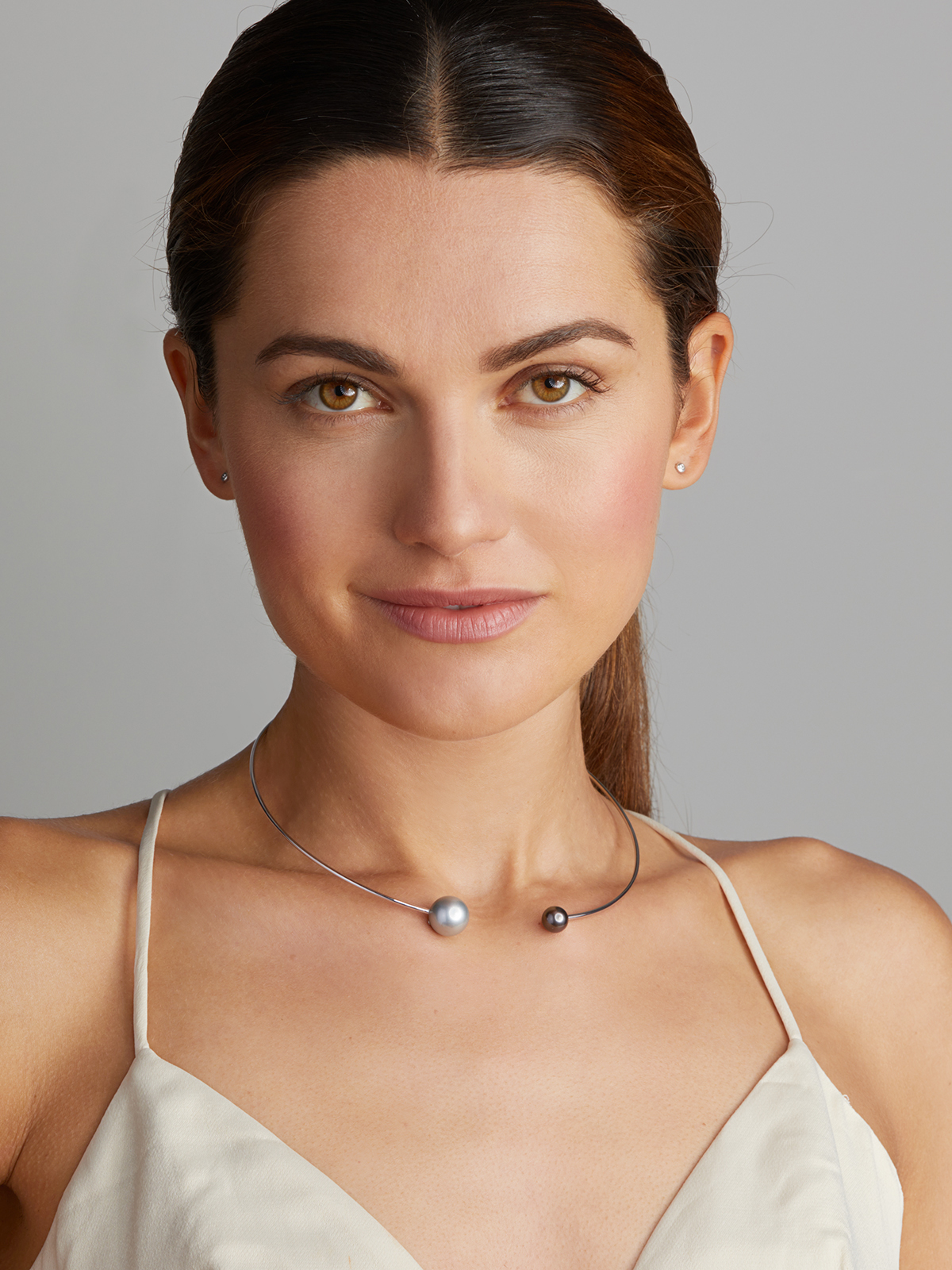 Open designed choker in white gold with Tahiti pearls