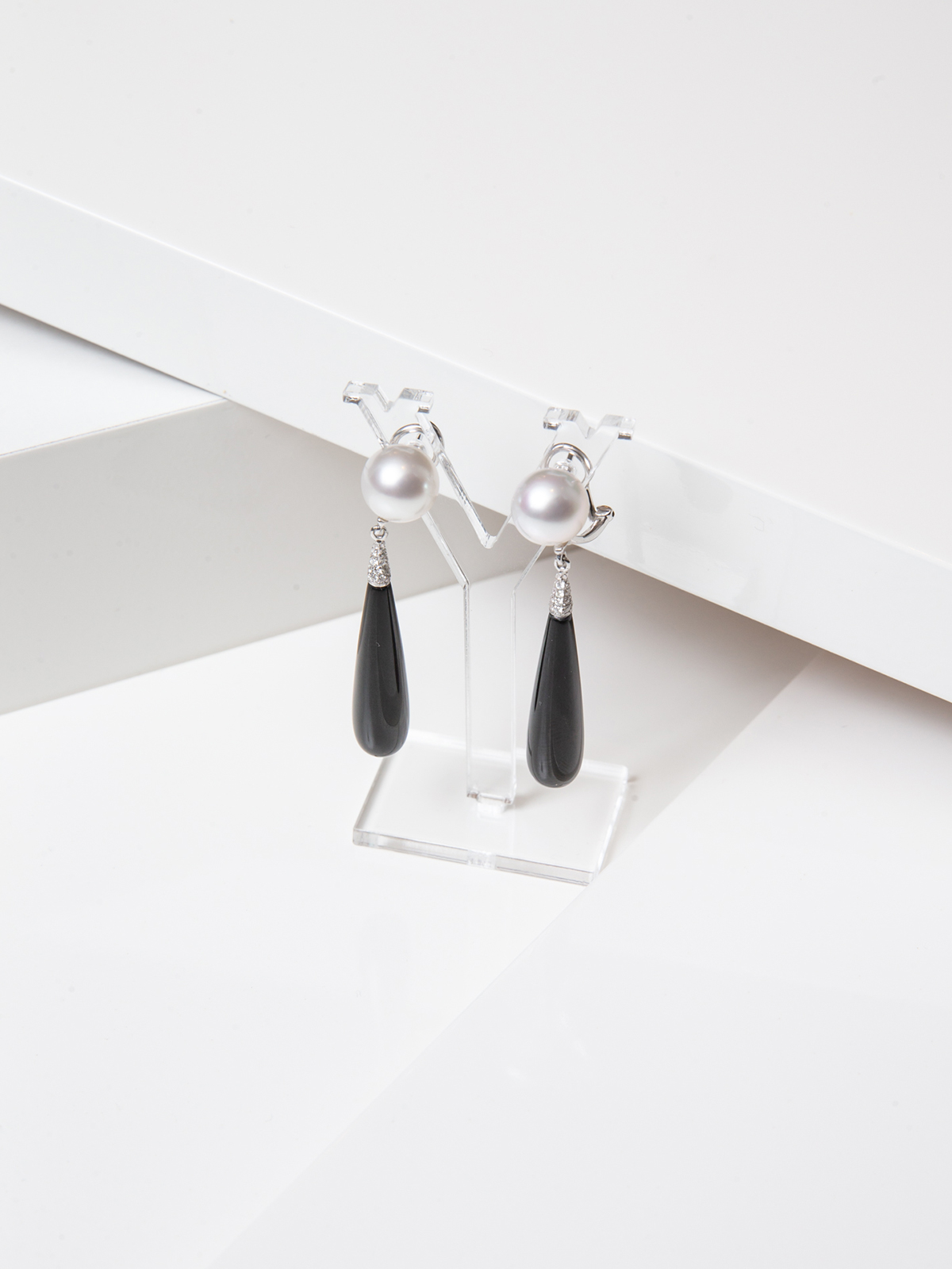 SD35-7__1 Earrings with onyx, diamonds and South Sea pearls