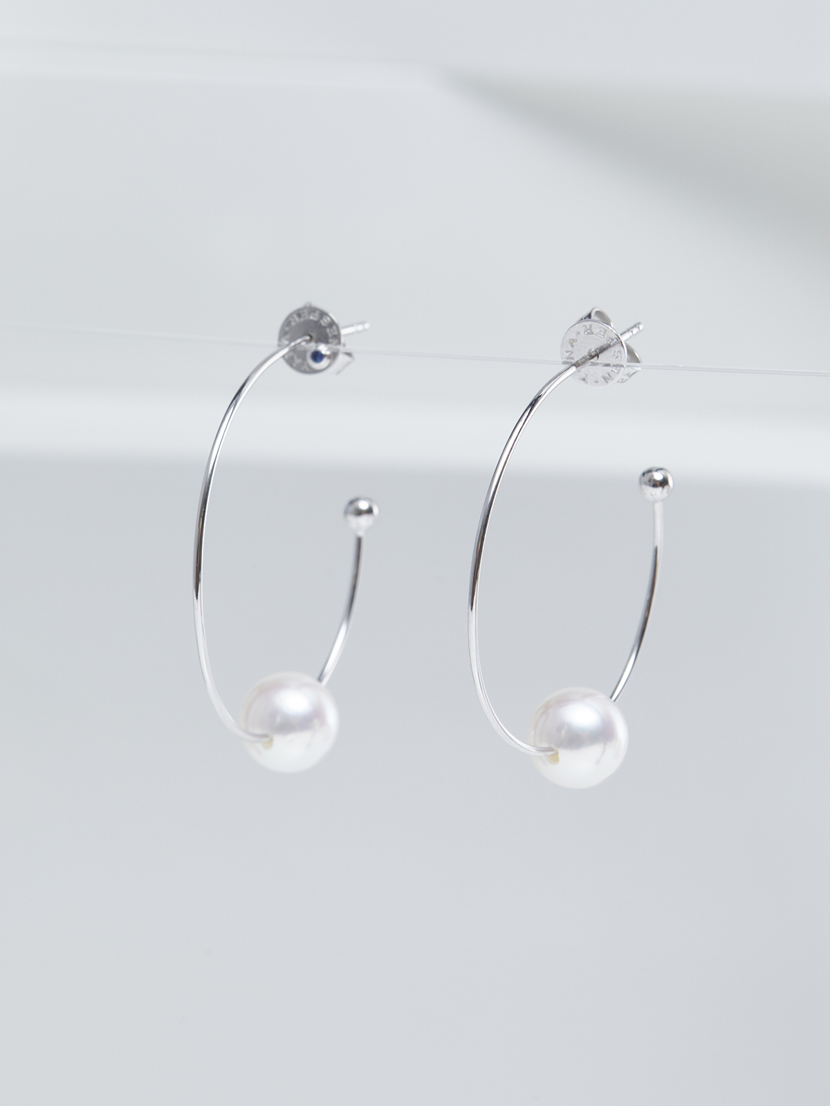 AP106-7__00480 Slim Akoya pearl hoop earrings in white gold