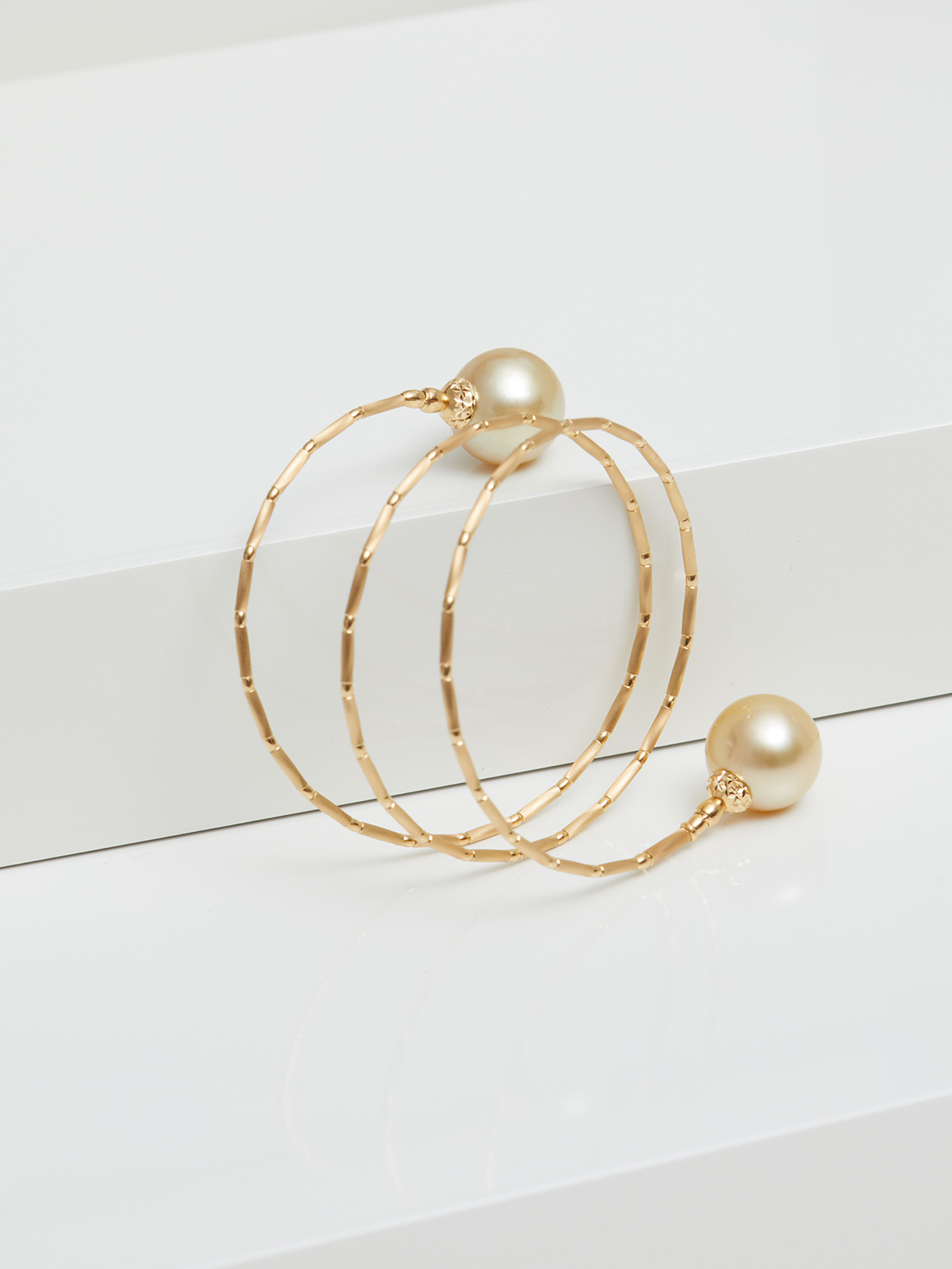 Armband in Gelbgold mit goldfarbenen Südseeperlen