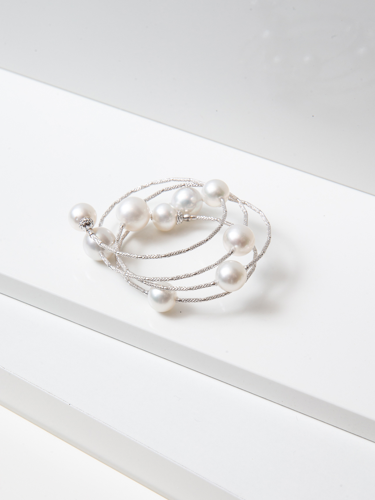 Luxurious wrap bracelet in white gold with South Sea pearls