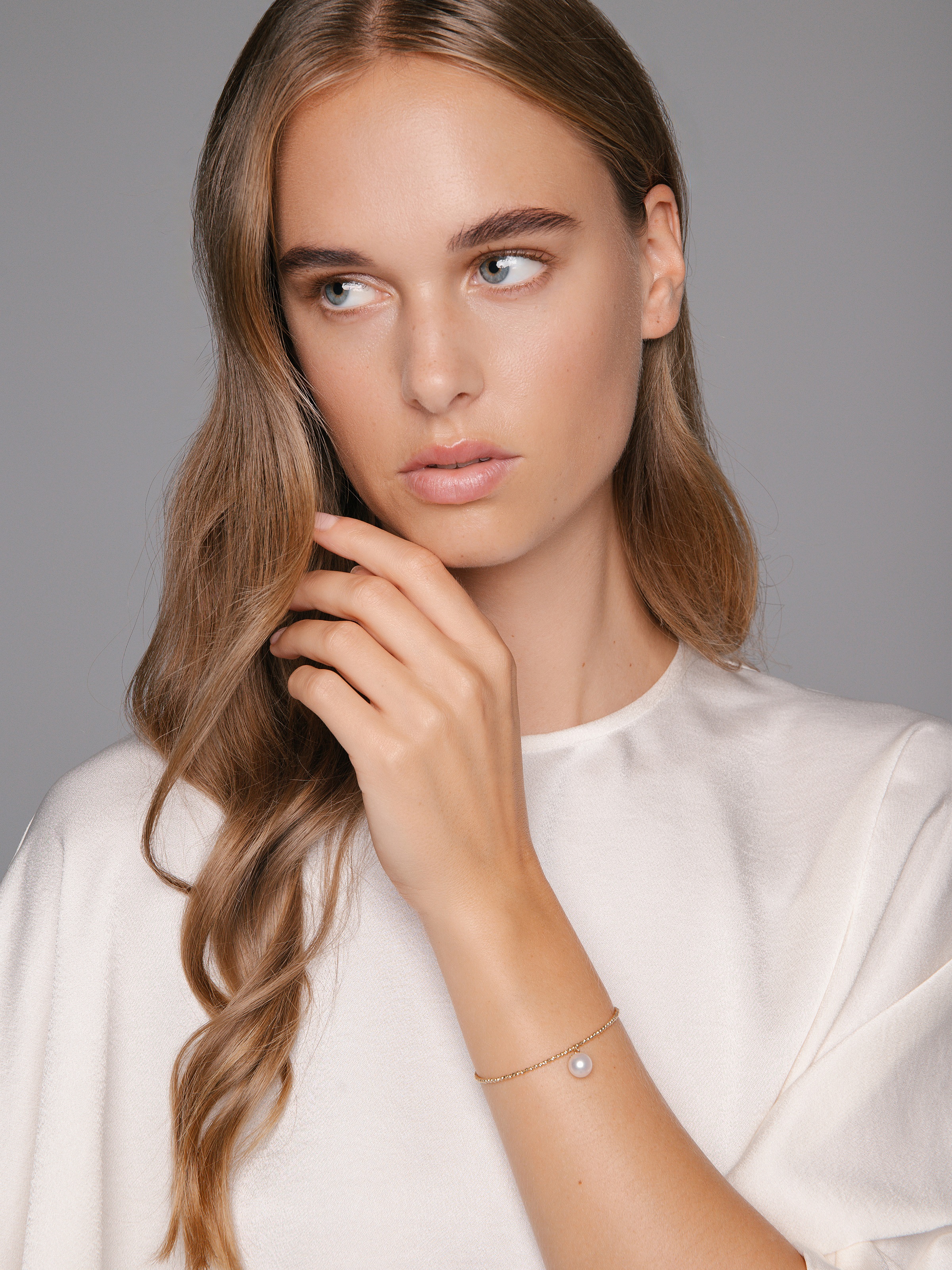 Beautiful bangle with single pendant pearl and fine gold chain
