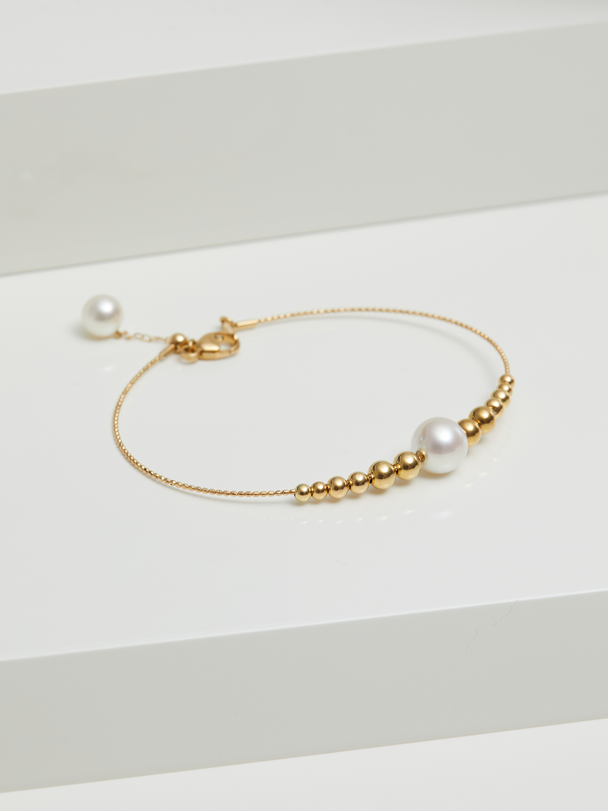 Delicate bangle with Akoya pearl and yellow gold beads