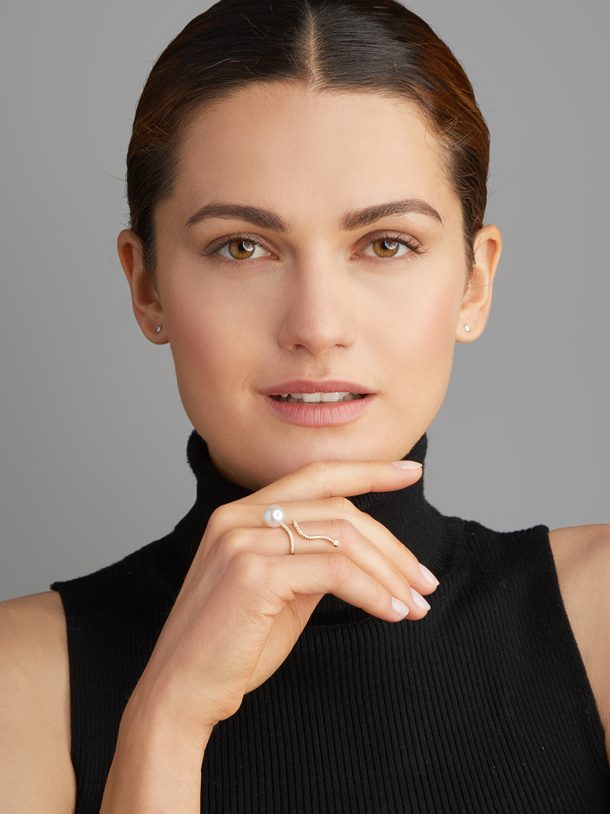 Geschlungener Goldring mit Perle und Brillanten