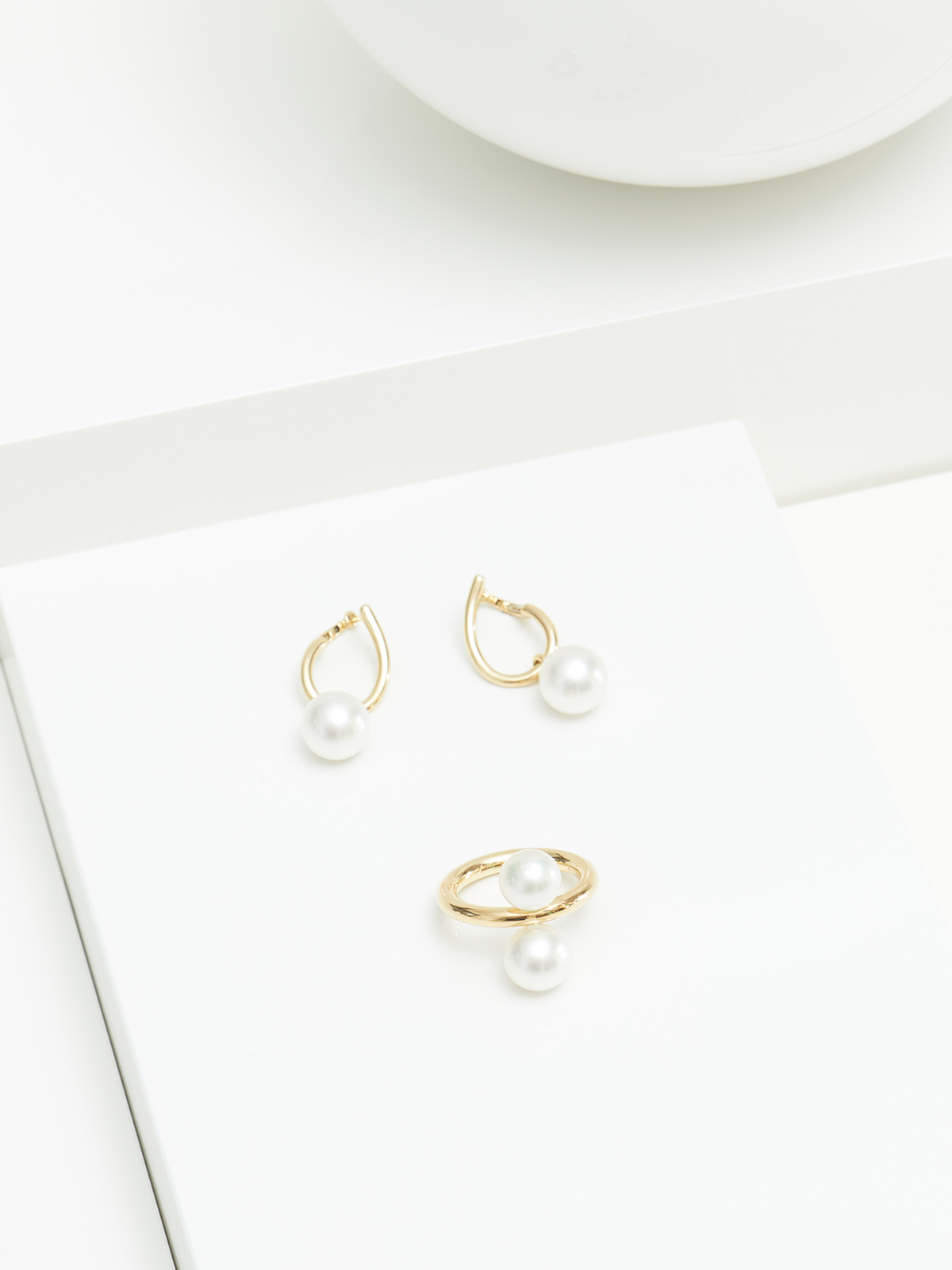 Precious gold ring with two South Sea pearls