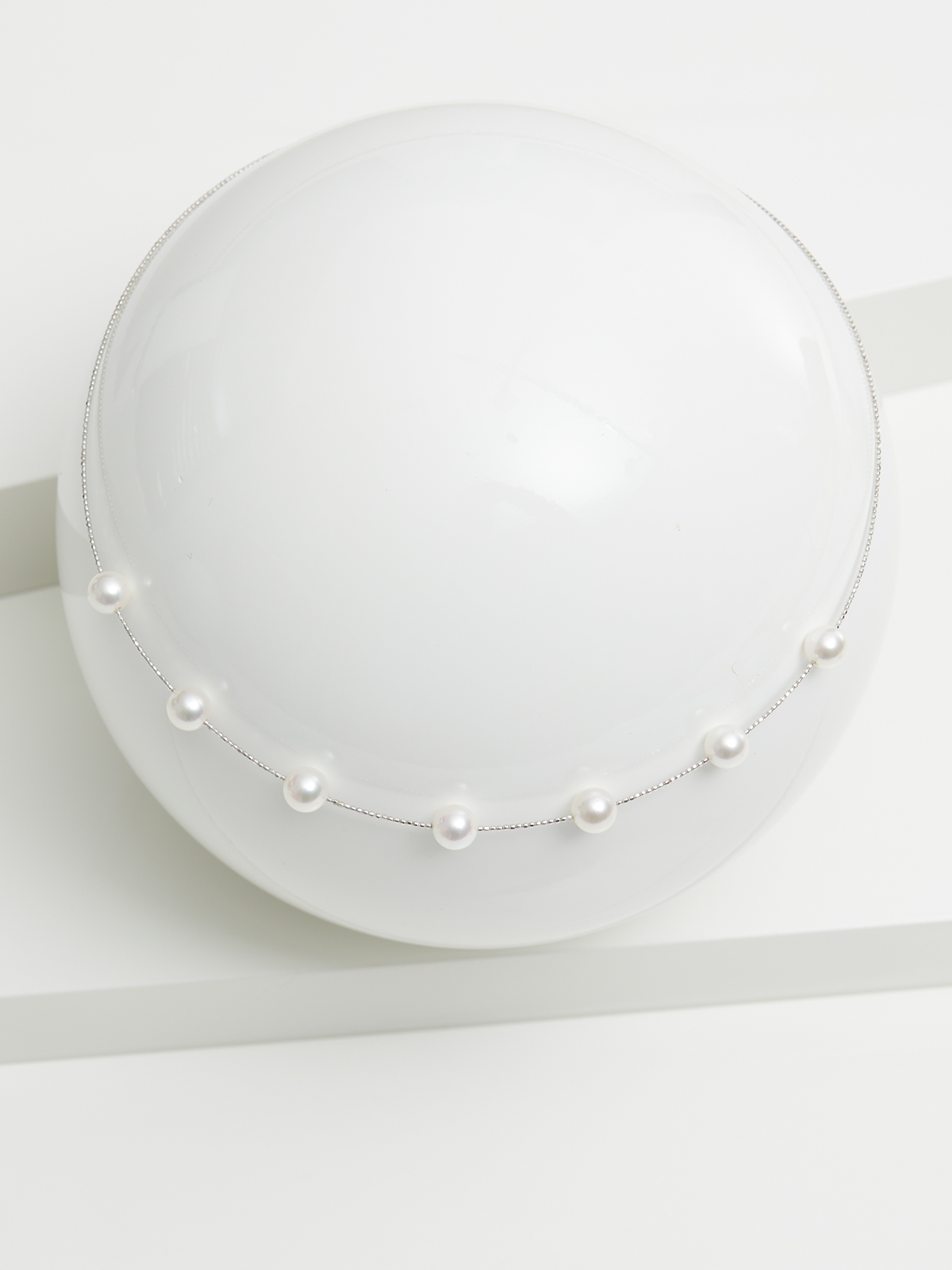 Slim white gold choker with Akoya pearls