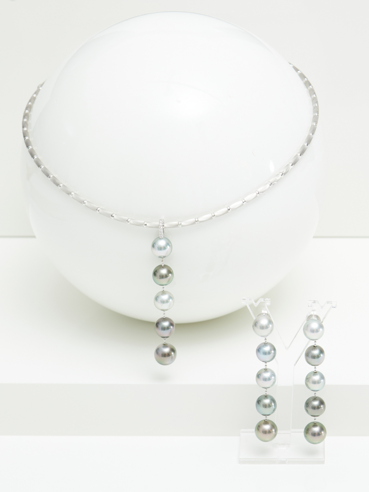 White gold earrings with Tahiti pearls
