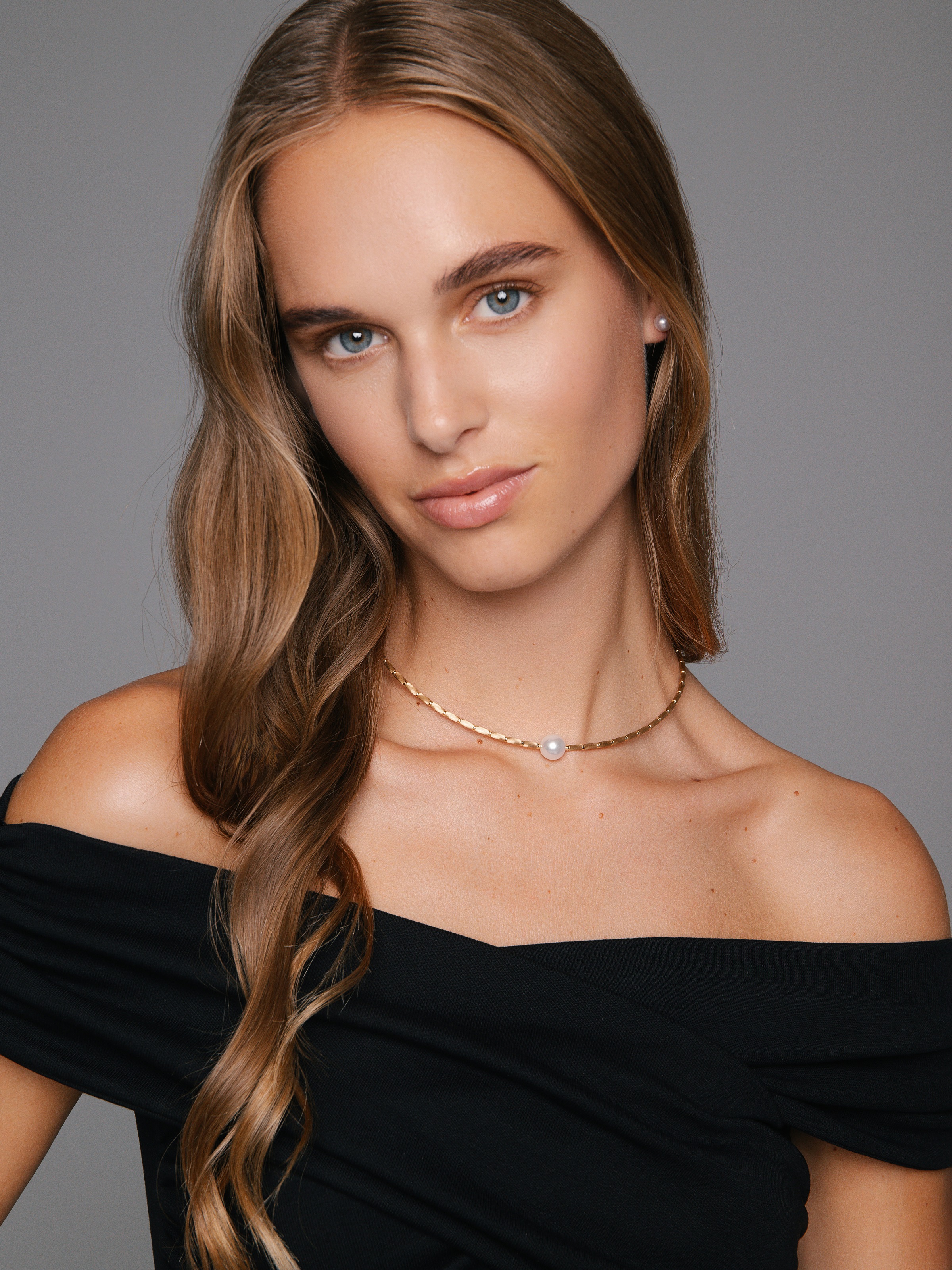 Eleganter magnetischer Halsreif in Gelbgold
