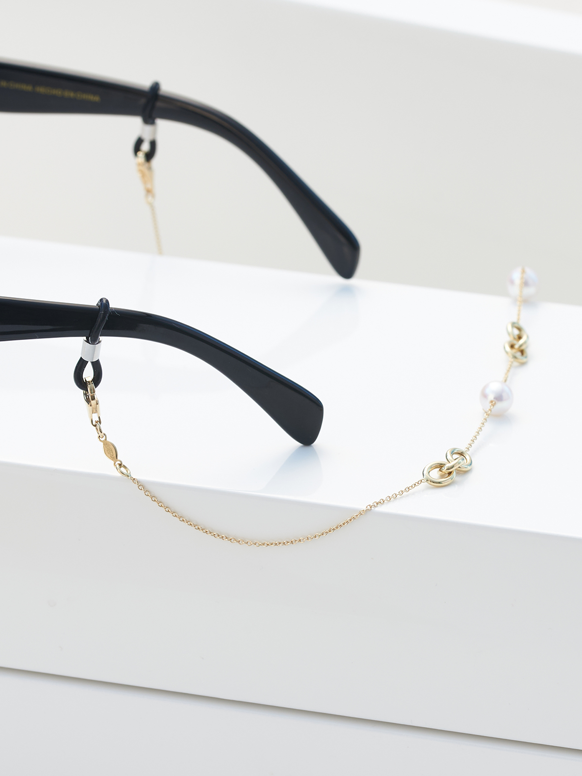 Versatile eyewear chain in yellow gold with Akoya pearls