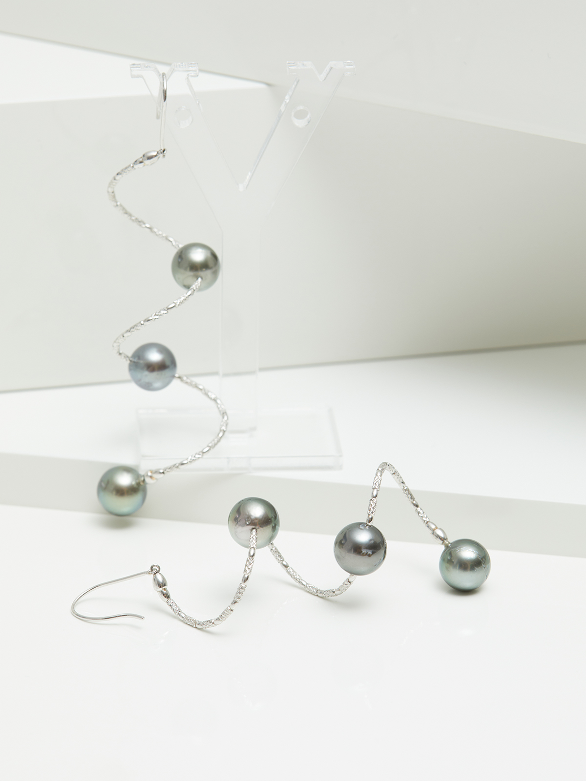 Elegant earrings with dark Tahiti pearls in white gold