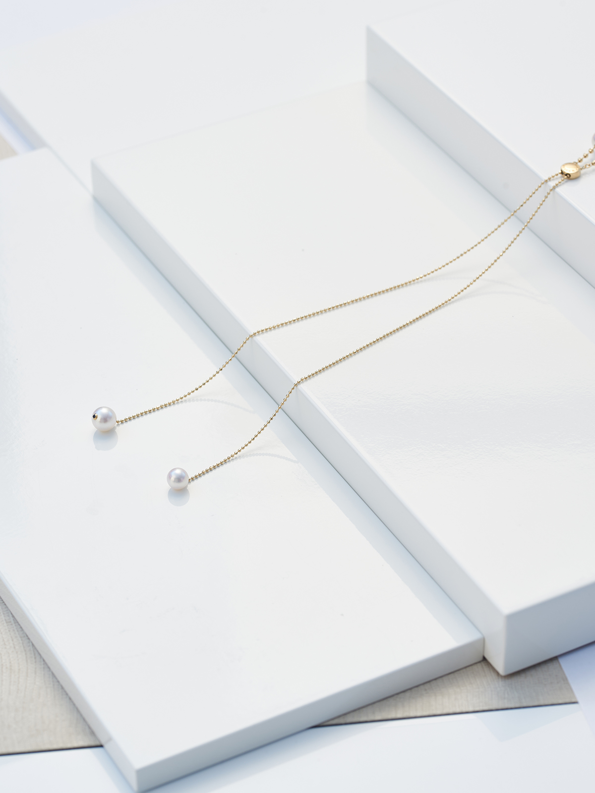 Gold necklace with Akoya pearls and slide closure