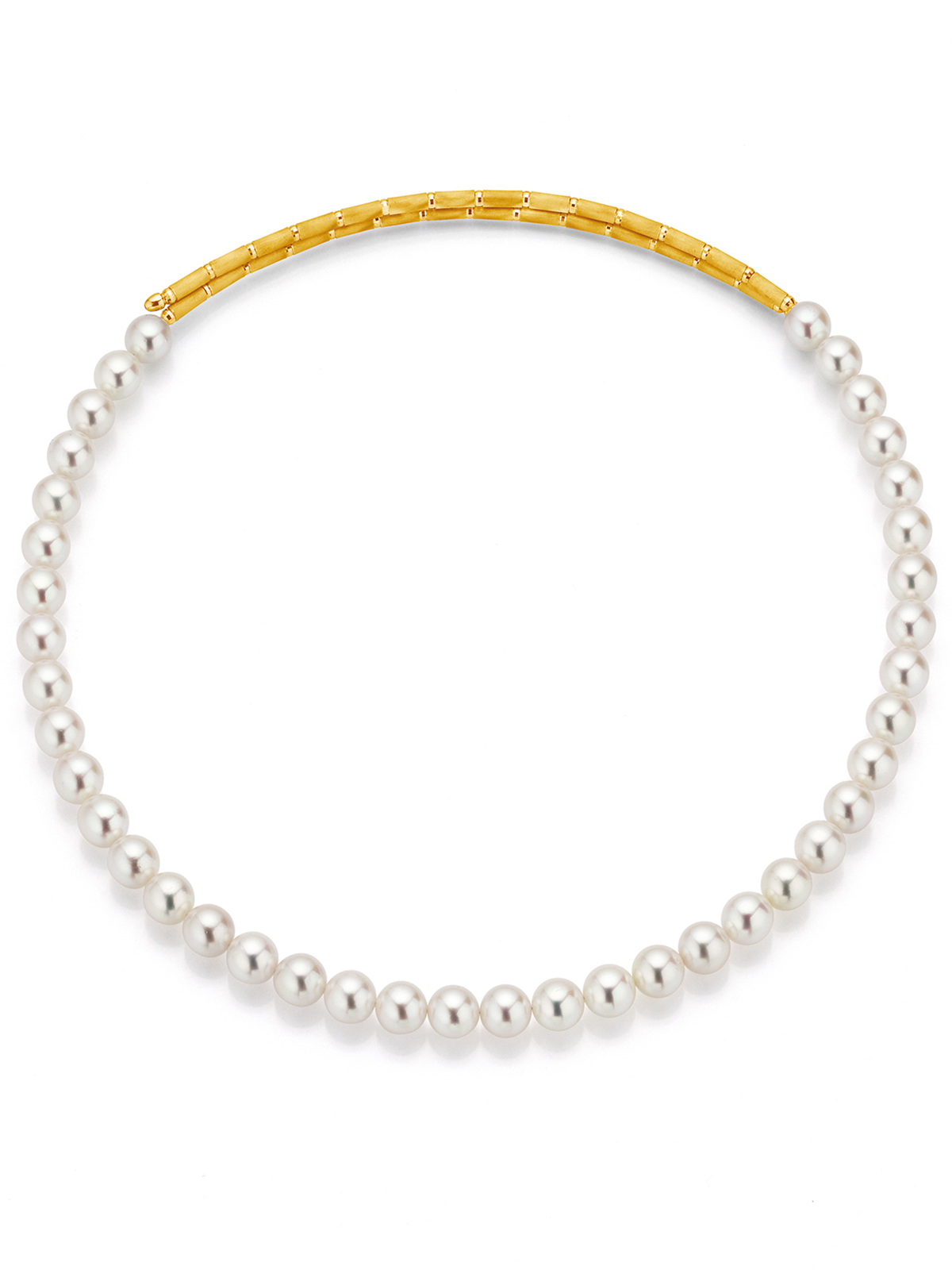 Classical pearl necklace with magnetic closure