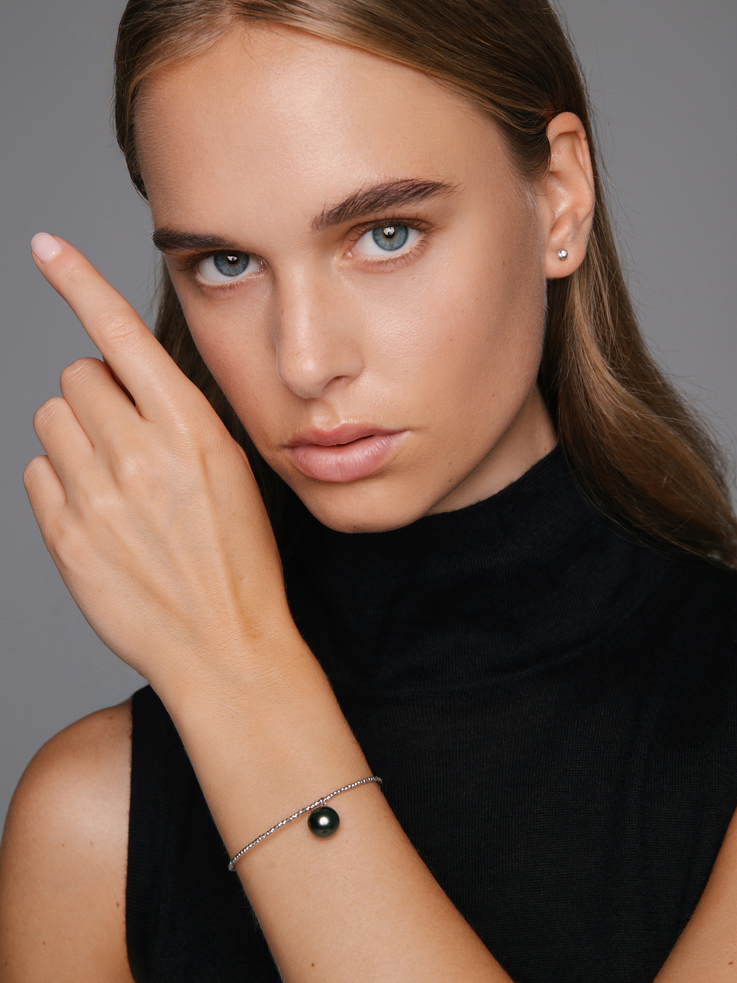 Beautiful bangle with single pendant Tahiti pearl and white gold chain
