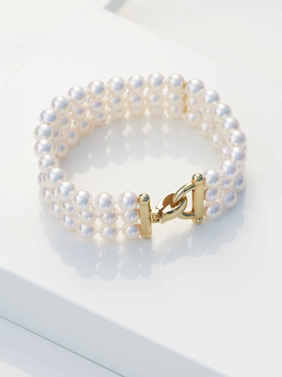 Dreireihiges Perlenarmband mit Akoyaperlen
