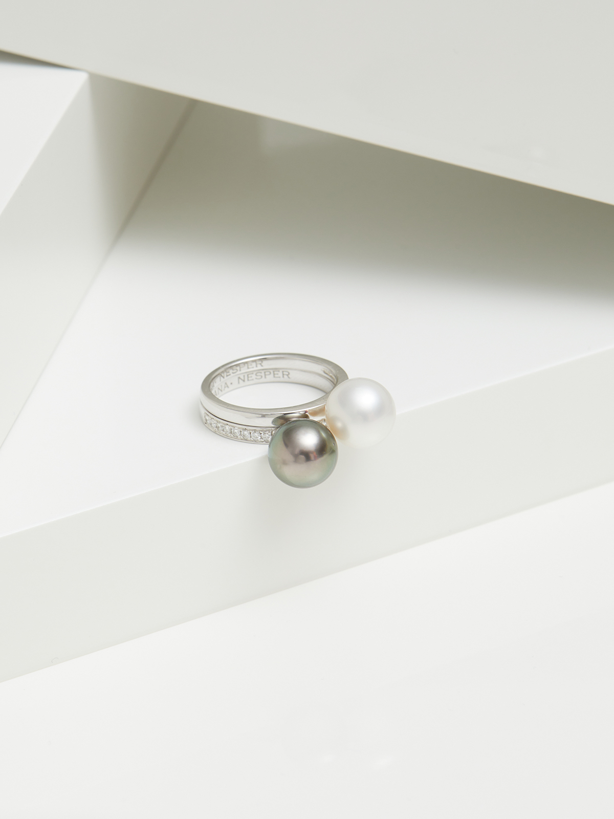 Doppelreihiger Ring mit Tahiti- und Südseeperlen und Brillantkranz