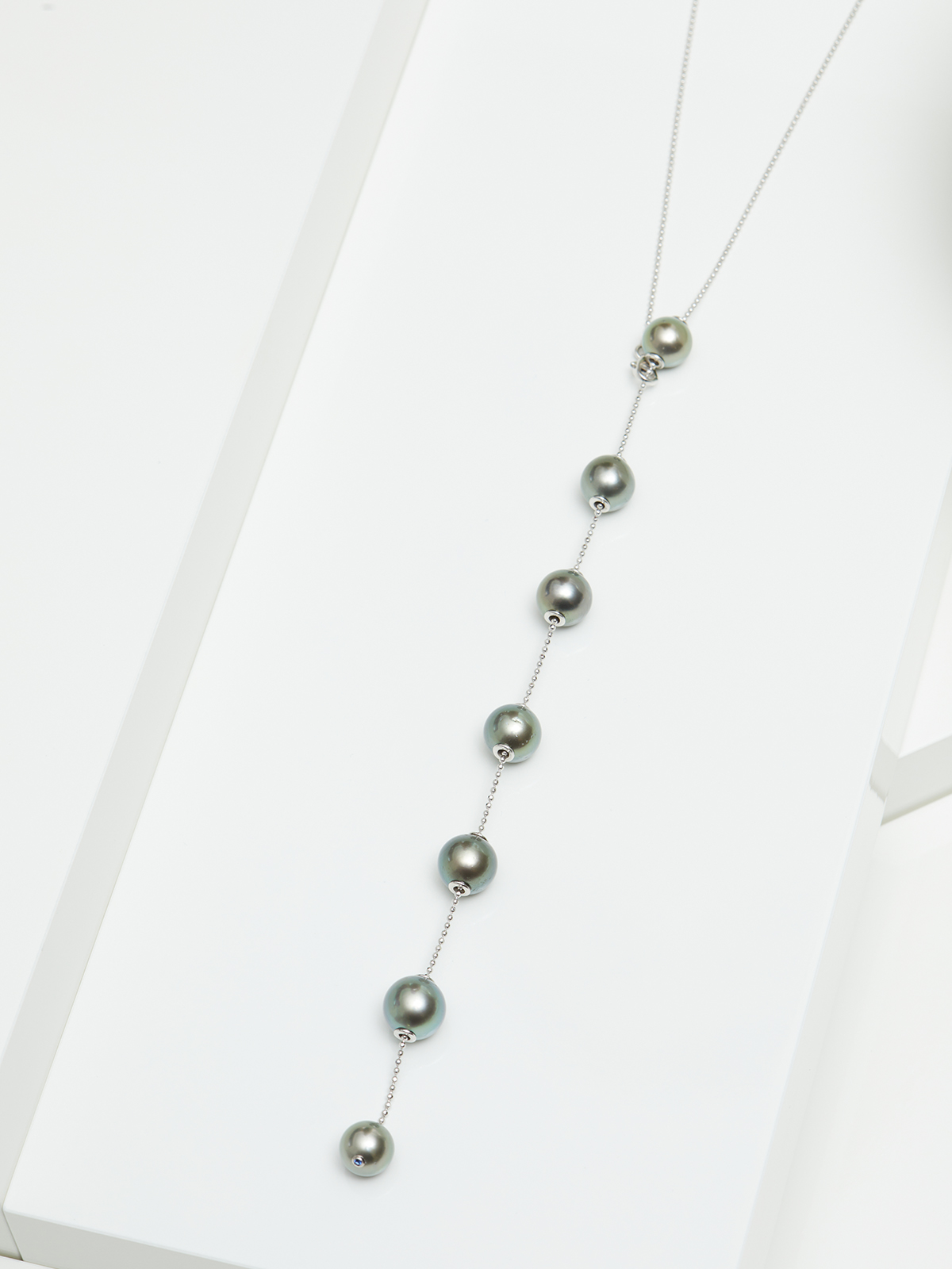 UN164-7__00176 Transformable pearl necklace in white gold with Tahiti pearls