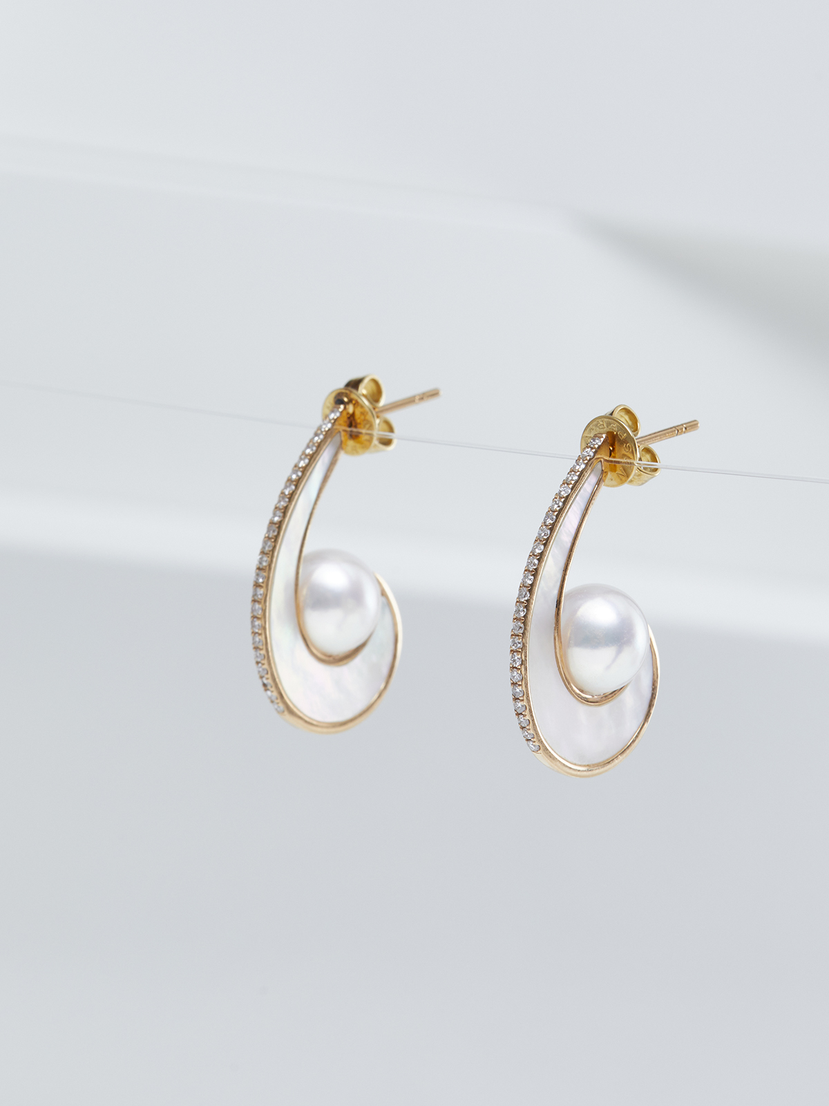 Pearl earrings in rose gold with diamonds and mother-of-pearl