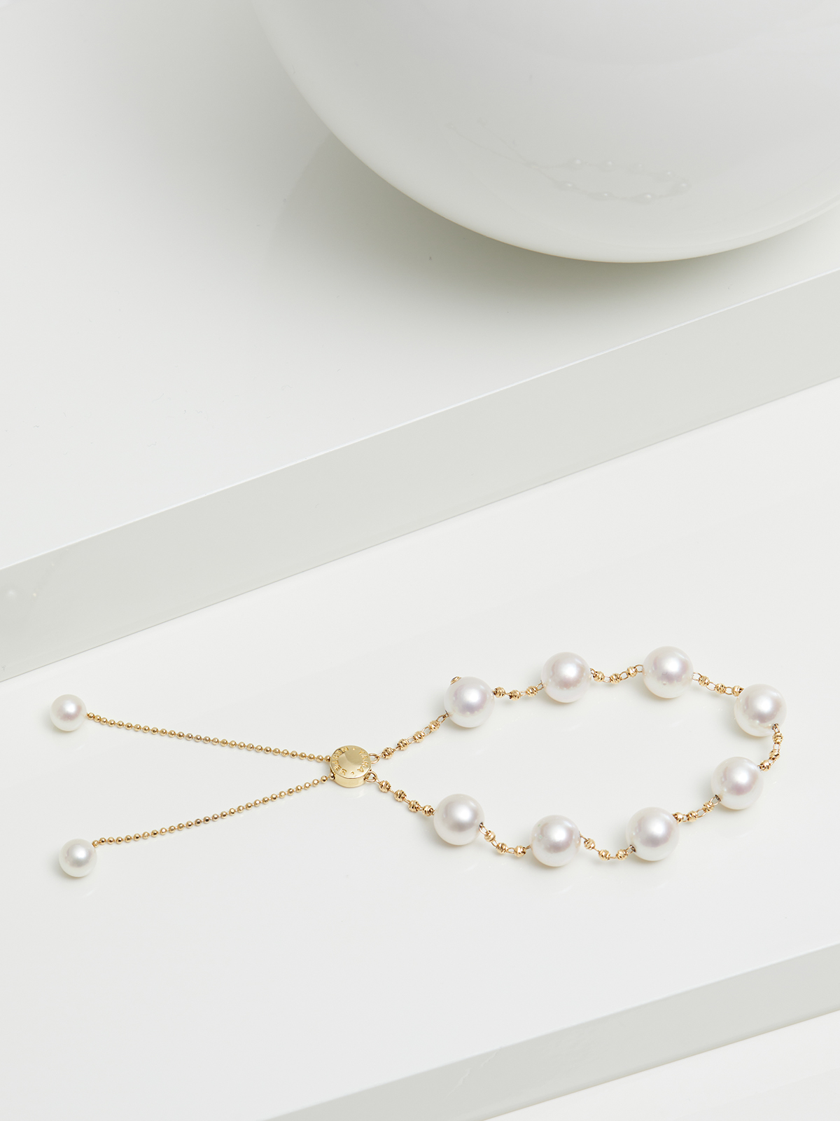 Gold bracelet with Akoya pearls