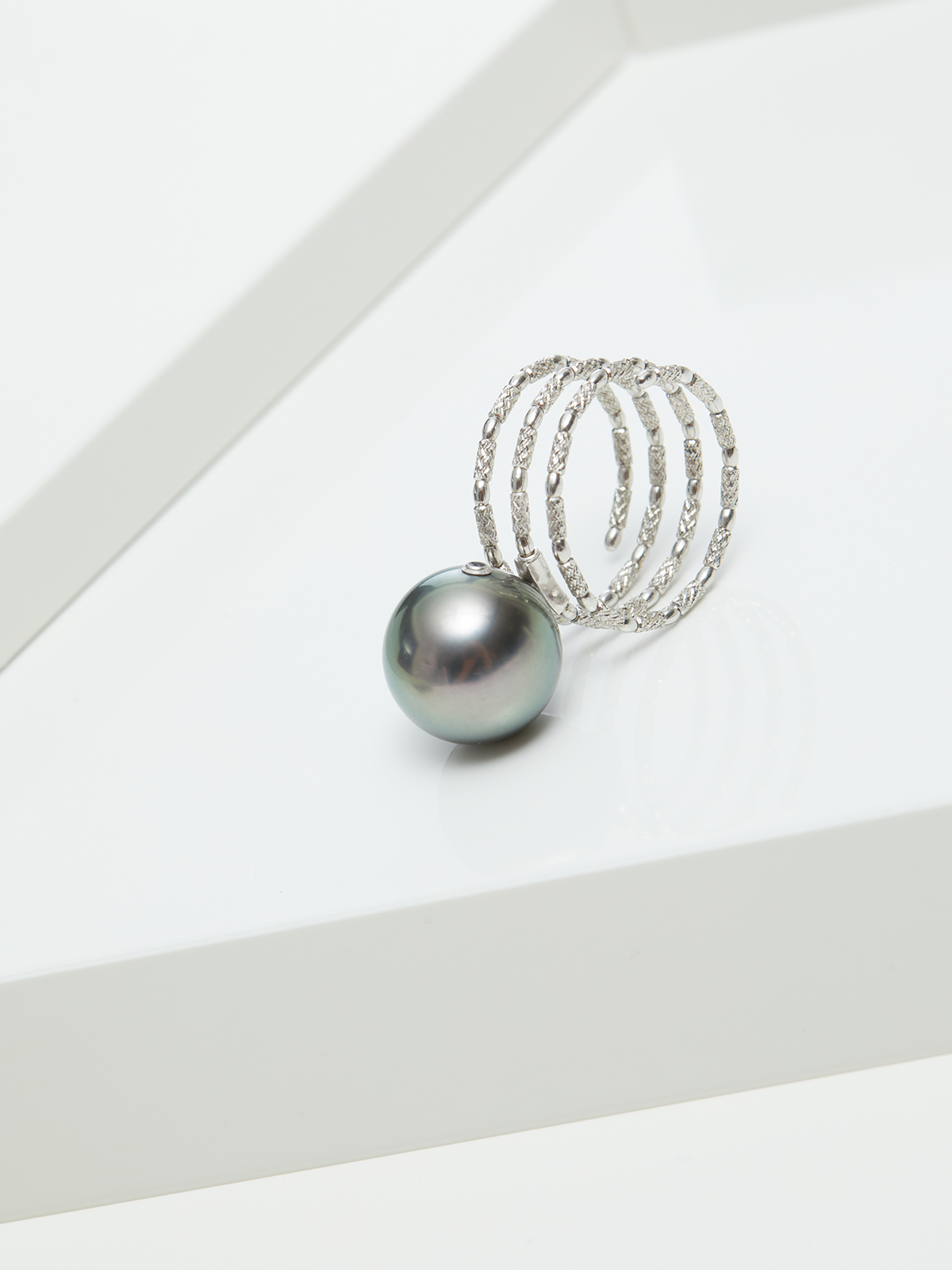 Wrap ring in white gold with dark Tahiti pearl