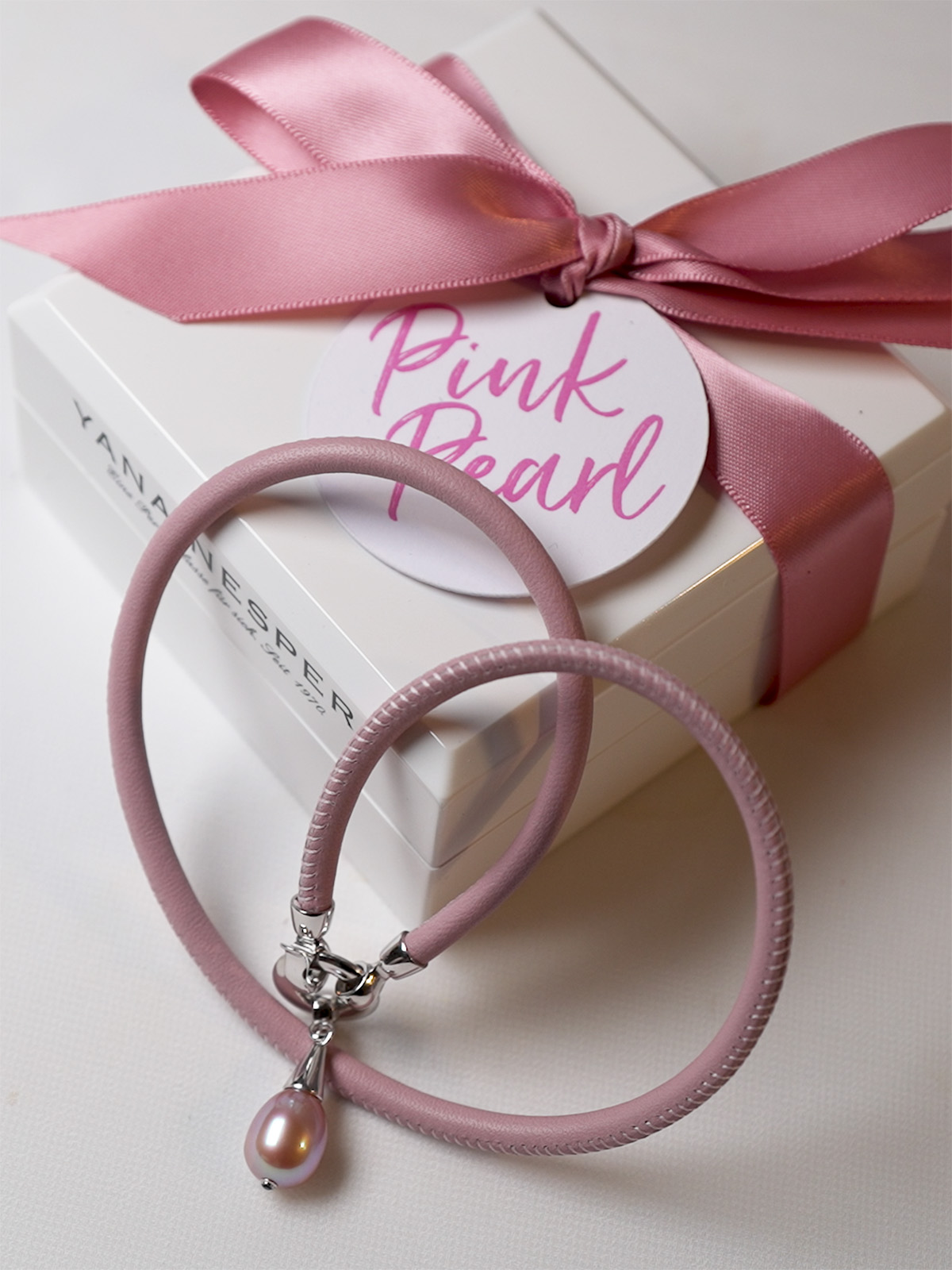 Lederarmband mit Süsswasserperle in der naturfarbe Rosé und Silberverschluss