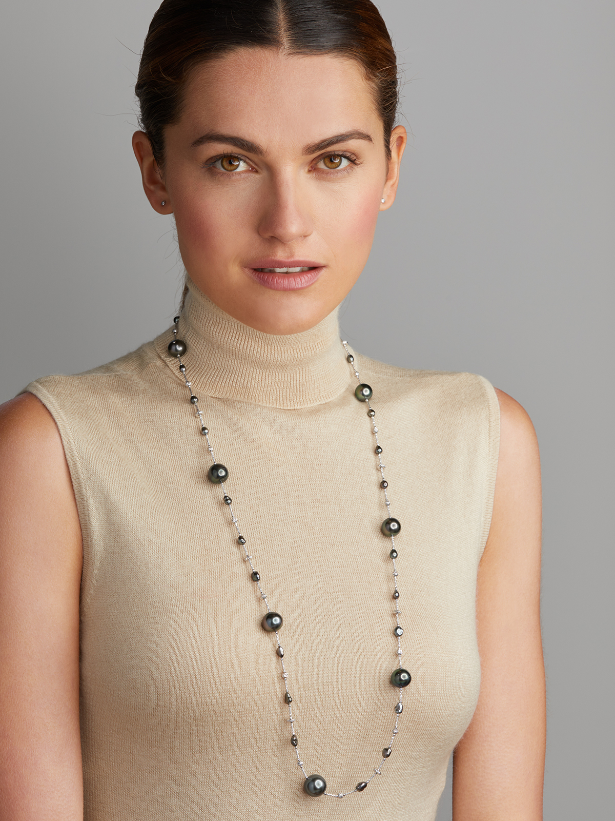 Luxurious Tahiti pearl necklace with round and keshi pearls