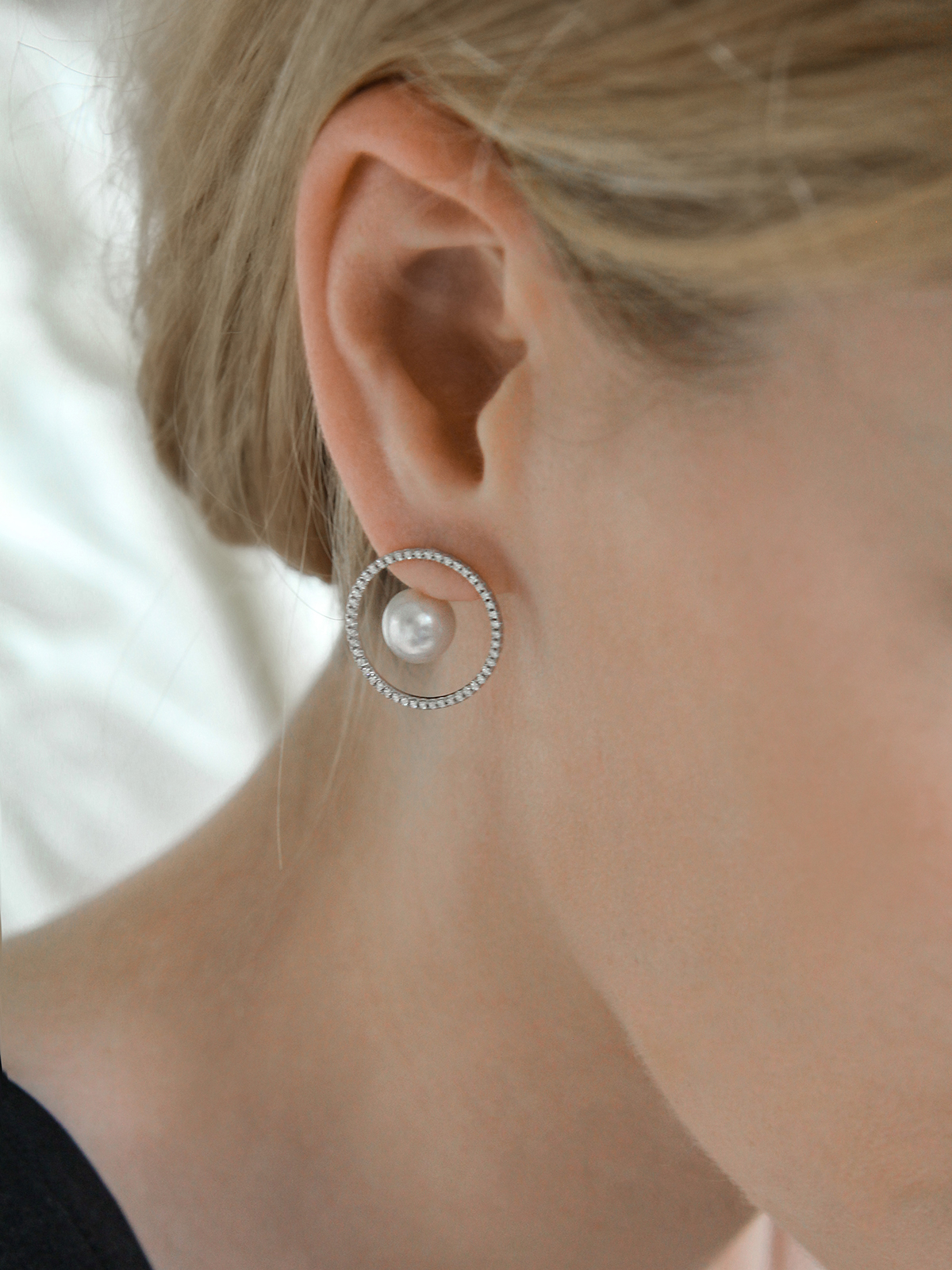 Versatile diamond earrings with Freshwater pearl in the centre